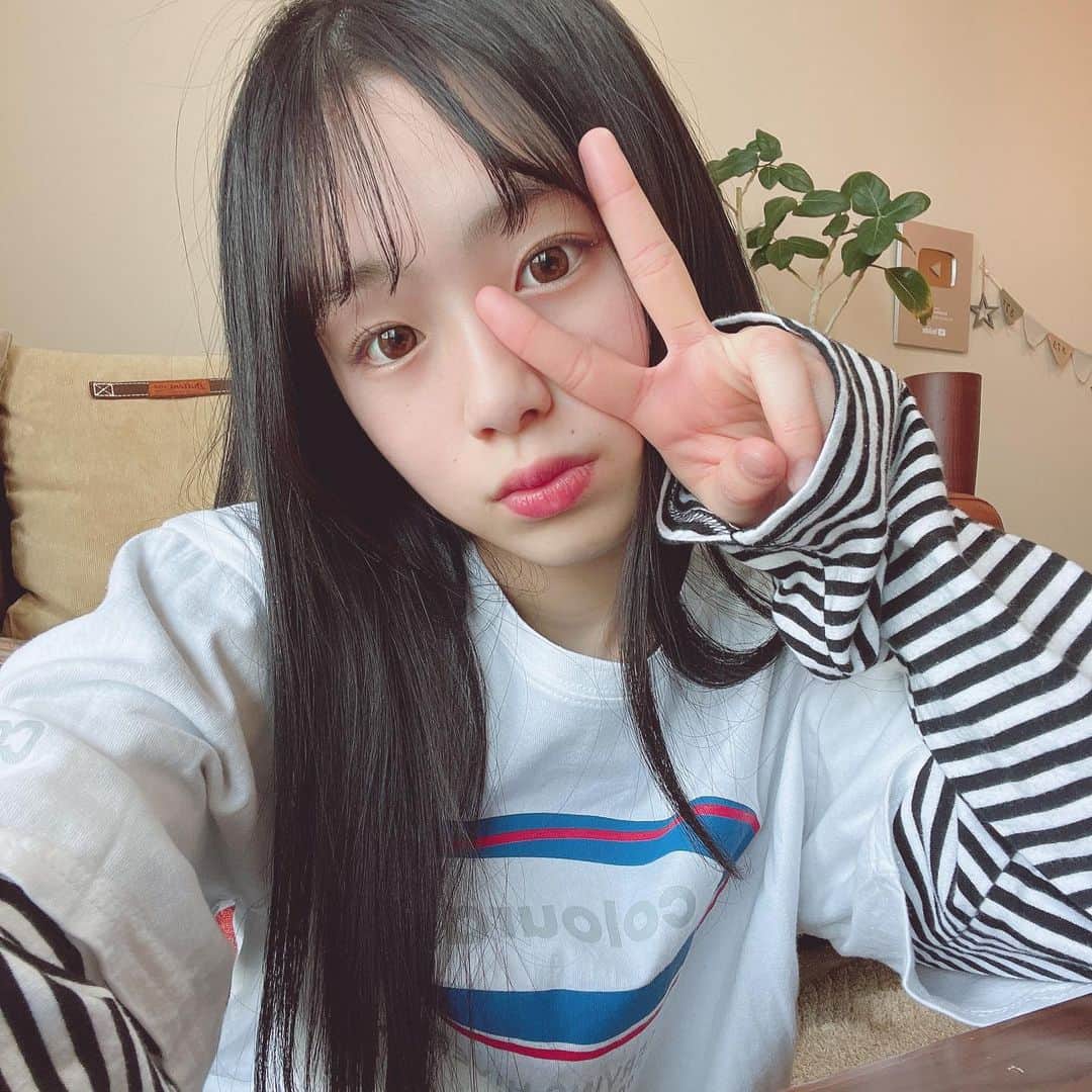 ひまひまチャンネルさんのインスタグラム写真 - (ひまひまチャンネルInstagram)「しましま🦓🤍  最近メイクを変えたんです🦓！ ちょびっと薄くして前のメイクに戻しました🙋‍♀️🦓  春休みまであと約1週間！🦓 クラス替えが怖いな～🦓！  ご卒業された皆さん！ おめでとうございます♥️  明日も頑張ろうね💪🙋‍♀️   #ひまひまチャンネル #ひまひま #07」3月16日 20時27分 - himahima_channel