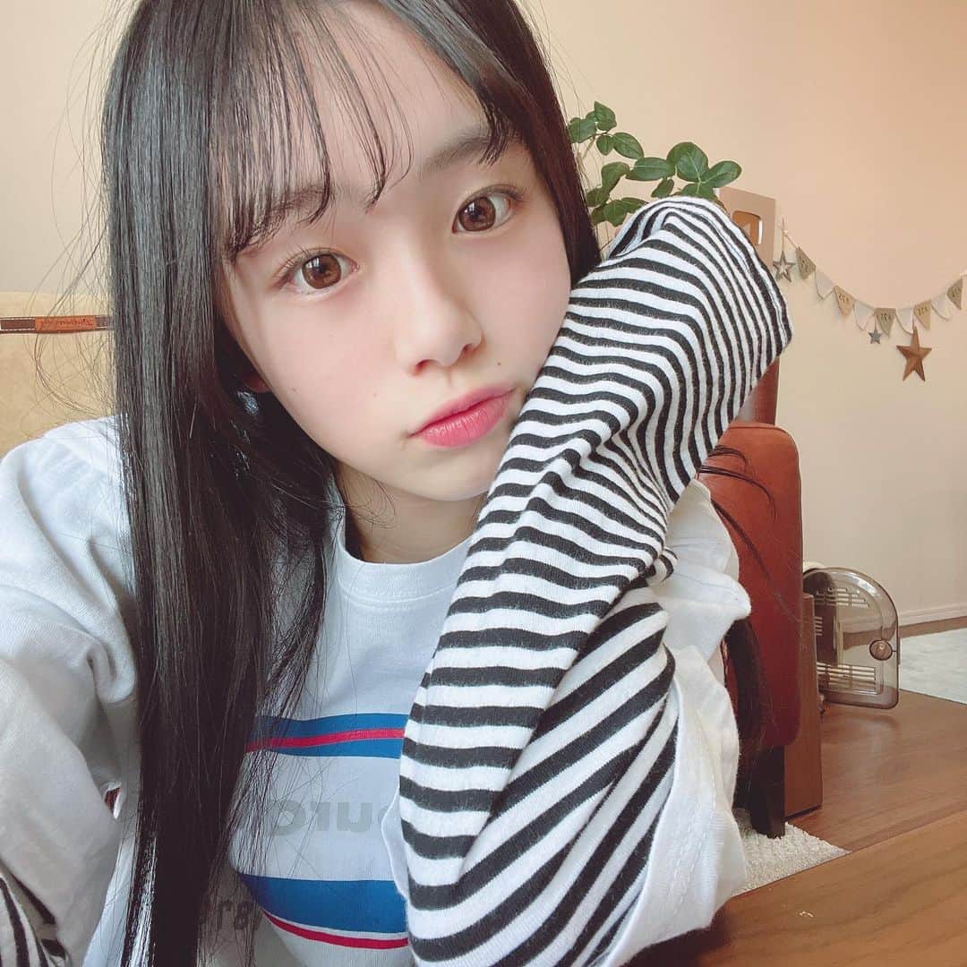 ひまひまチャンネルさんのインスタグラム写真 - (ひまひまチャンネルInstagram)「しましま🦓🤍  最近メイクを変えたんです🦓！ ちょびっと薄くして前のメイクに戻しました🙋‍♀️🦓  春休みまであと約1週間！🦓 クラス替えが怖いな～🦓！  ご卒業された皆さん！ おめでとうございます♥️  明日も頑張ろうね💪🙋‍♀️   #ひまひまチャンネル #ひまひま #07」3月16日 20時27分 - himahima_channel