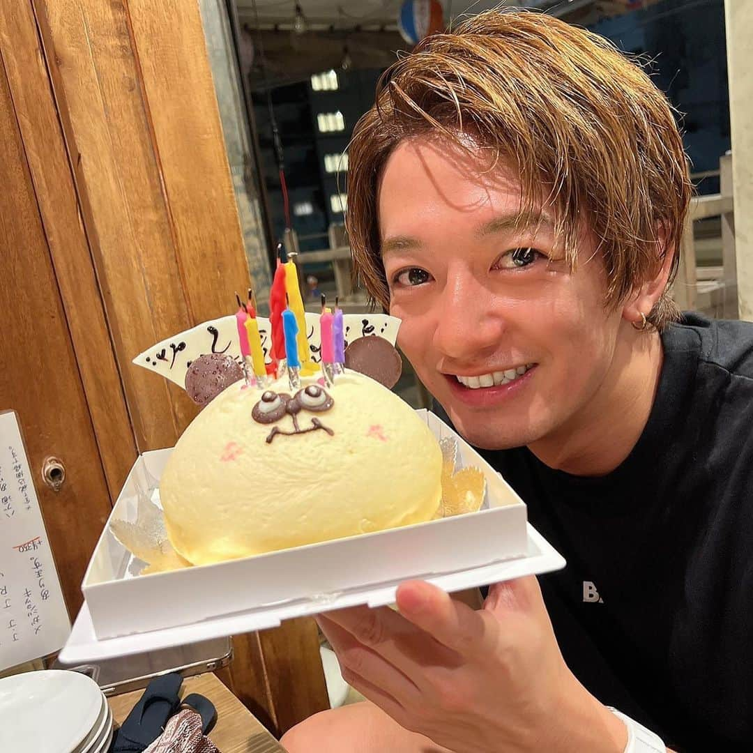 大倉士門さんのインスタグラム写真 - (大倉士門Instagram)「2022.3.16 誕生日迎えました。 サイコーの日でした。 おめでとう😊ありがとう😊 また新たに一つ歳を取りましたが 今年もプライベートに仕事に たくさん充実できますように。 たくさん頑張りましょう。 新たな一年スタート🤩✨ こんな僕をこれからもよろしくお願いします！😋」3月16日 20時36分 - shimonsmile