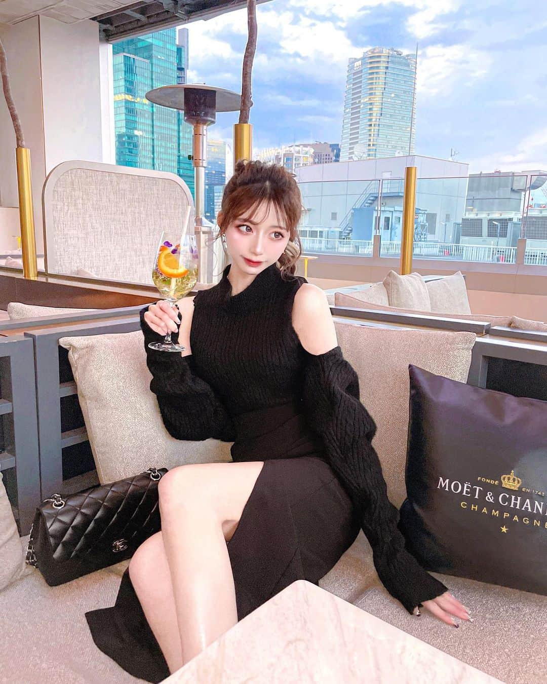 あやちゃんさんのインスタグラム写真 - (あやちゃんInstagram)「テラスがオシャレすぎる🥂✨🗼 夕方頃行けば暗くなってきて夜景も楽しめるよ✩.*˚ この日はオールブラックコーデで大人っぽく🖤 #grl のこのスリットスカートかわいい♡着回しめちゃくちゃきくからオススメ🖤  #バルコン東京 #balcontokyo  #六本木カフェ #六本木グルメ #六本木 #六本木ランチ #六本木三井ガーデンホテル #東京タワー #テラス席 #テラスカフェ #テラス席があるお店 #モノトーンコーデ #オールブラック #スリットスカート #韓国ファッション #韓国コーデ #ポニーテール #grlコーデ #グレイル #グレイル購入品 #グレイルコーデ」3月16日 20時43分 - aya.you.love.r