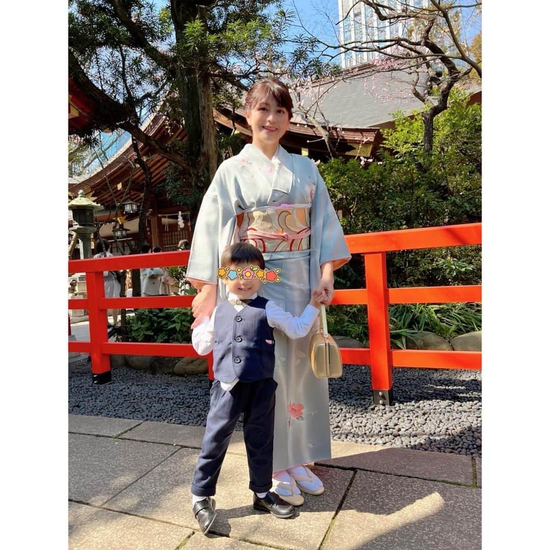 森麻季さんのインスタグラム写真 - (森麻季Instagram)「⛩  12日土曜日にお宮参りをしました  長男の時は洋服だったので今回はどうしても着物を着たいと思っていました 亡き祖母が母に仕立てた着物、一度も袖を通しておらず、でしたが今回私が着せてもらうことに とっても感慨深かったです  そして祈祷中は大泣きだったベビー ありきたりですが、明るく元気に育ってほしい！親はそんなシンプルなことを願うのかもしれません  #お宮参り #お宮参りコーデ  #着物 #生後1ヶ月 #3歳 #2人育児 #子育て #育児 #赤ちゃんのいる生活」3月16日 21時17分 - maki.mori_m