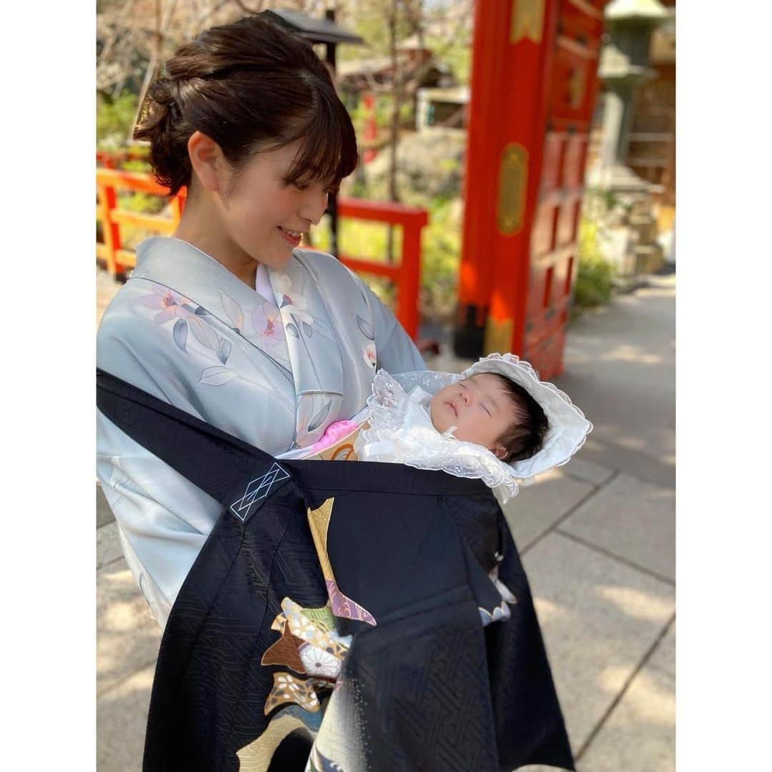 森麻季さんのインスタグラム写真 - (森麻季Instagram)「⛩  12日土曜日にお宮参りをしました  長男の時は洋服だったので今回はどうしても着物を着たいと思っていました 亡き祖母が母に仕立てた着物、一度も袖を通しておらず、でしたが今回私が着せてもらうことに とっても感慨深かったです  そして祈祷中は大泣きだったベビー ありきたりですが、明るく元気に育ってほしい！親はそんなシンプルなことを願うのかもしれません  #お宮参り #お宮参りコーデ  #着物 #生後1ヶ月 #3歳 #2人育児 #子育て #育児 #赤ちゃんのいる生活」3月16日 21時17分 - maki.mori_m