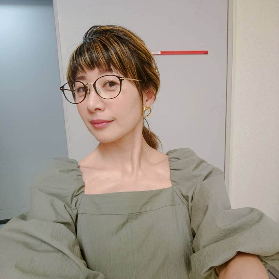 富永美樹さんのインスタグラム写真 - (富永美樹Instagram)「#東大王 次回予告にもありましたが 先日、#砂ちゃん #紀野ちゃん の#卒業スペシャル 収録してきました… #来週放送  ちなみにここは#ジャスコ の#楽屋 😁  ここで#収録こそこそ裏話 笑  この日は楽屋に色々な人が訪ねてきてくれたのですが なんとその中に#光ちゃん の姿が！ 「砂川さんと紀野ちゃんの卒業をお祝いしたくて来ちゃいました😊」って  #卒業 しても やっぱり#チームメイト なんだよね なんか嬉しかったな おかげで私も 元気そうな光ちゃんの顔を見られて #幸せ でした😁  #衣装 は#ワンピース に #春色 の#コンバース  #久しぶりの #黒ぶちメガネ」3月16日 21時26分 - miki.tominaga.official