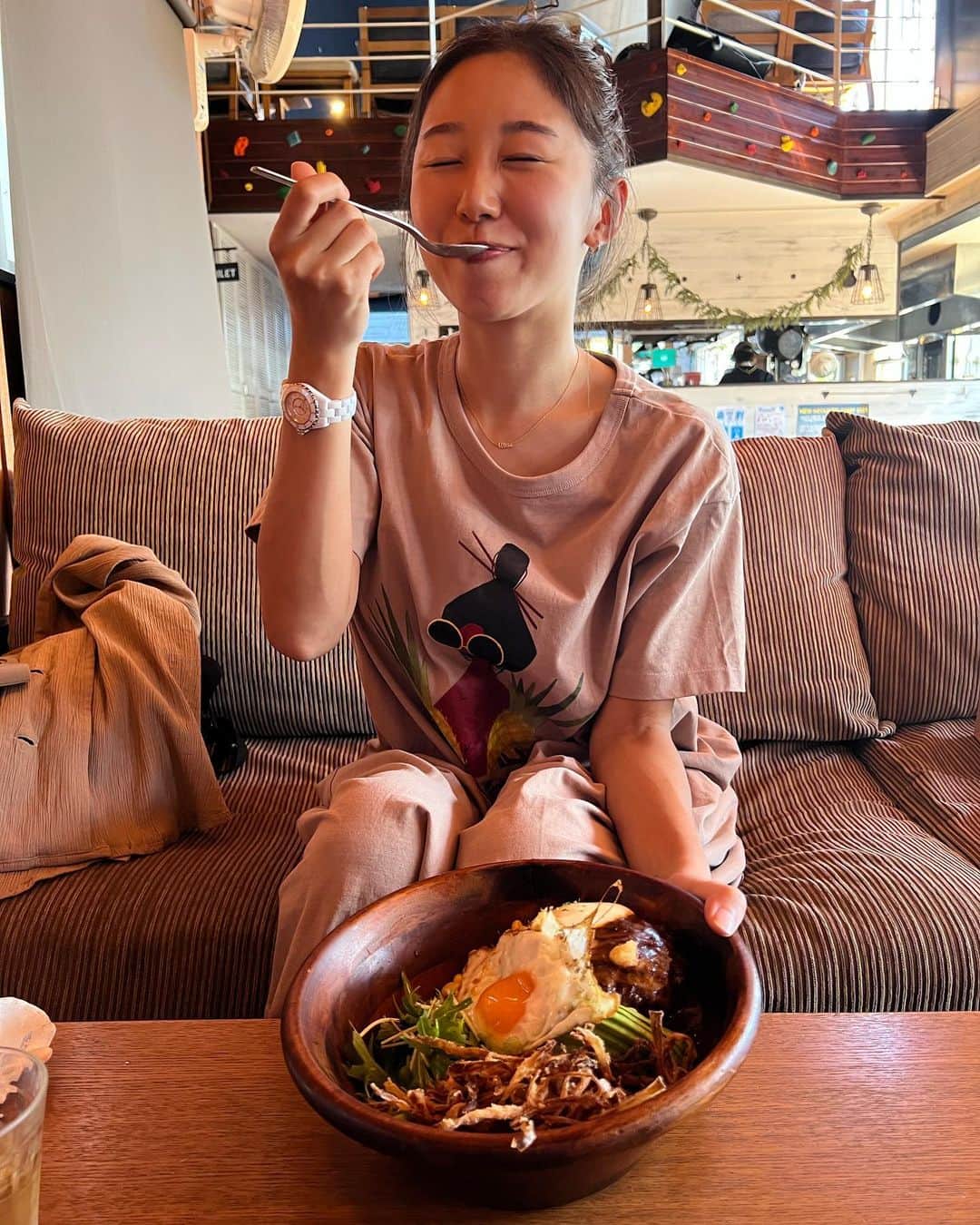 澤山璃奈さんのインスタグラム写真 - (澤山璃奈Instagram)「ハネムーン投稿ラスト🌺  とにかく2人で三食いっぱい食べて飲んで遊んだ旅でした🍴😆❣️  オフシーズンだからゆっくり過ごそう〜🍃とか言っていたけど、1日もホテルでゴロゴロしたりせずどっかしら外出て動いてました🤣✨  おかげでたくさん美味しいお店もしれたし、オフシーズンの沖縄の楽しみ方も知ることが出来て良かった💓  特に新たな発見が、5枚目以降📸に載せた　#ネオパークオキナワ 🌴  個人的に胸キュン過ぎたのが、大好きなワンちゃんたちのゾーン…🐶 人懐っこいワンちゃんばかりで可愛いチワワちゃんもいっぱいいて、ミルクとビビを思い出して泣きながら撫でてました😭笑  正直、動物を使って商売にしている場所は複雑な感情を抱く事もしばしばだけど、見た限りここのワンちゃん達はみんなのびのびとしていてスタッフさん達に愛されているようで安心しました🦮  とにかく色々な動物や鳥がいて、自然や動物好きな私達にとってはすごい楽しい癒しスポットでした💗🥰  ハネムーン投稿これにて終わりです✈️❣️ YouTubeに彼との出逢いや馴れ初め、プロポーズの話や似顔絵なども上げてるので興味ある方は是非観てみて下さいね😂💕🎥 #ハネムーン　#新婚旅行　#honeymoon #新婚　#プレ花嫁　#bridetobe #沖縄旅行」3月16日 21時37分 - rinasawayama