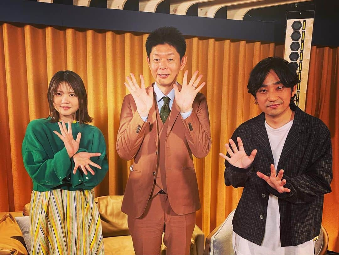 吉岡聖恵さんのインスタグラム写真 - (吉岡聖恵Instagram)「お陰さまで、我々いきものがかり🌟 ３月１５日でデビュー１６周年を迎えました🎉😆  曲を聴いてくださるあなた、 支えて来てくれた、支えてくださっている周りの方々❕ ありがとうございます😊  最近はいきものチームでスタジオ作業もしたり❕新しくキラキラしたものが生まれてくる瞬間にわくわくしています🔥  デビュー日、ファンクラブのみなさんと一緒に過ごせたオンラインイベント㊗️✨ 超楽しくてよく笑って、ふざけておりました🤣 島田秀平さんの手相占いには、メンバー２人とも大盛り上がり‼︎島田さんありがとうございました❗️  周りのみなさんの温かさに感謝しながら、いきものがかりはこれからも歩んでいきます🚶‍♀️🚶‍♂️  よっしゃ！まだまだここから🔥  #いきものがかり  #デビュー記念日 #いきものがかりデビュー16周年」3月16日 23時02分 - kiyoe_yoshioka_official