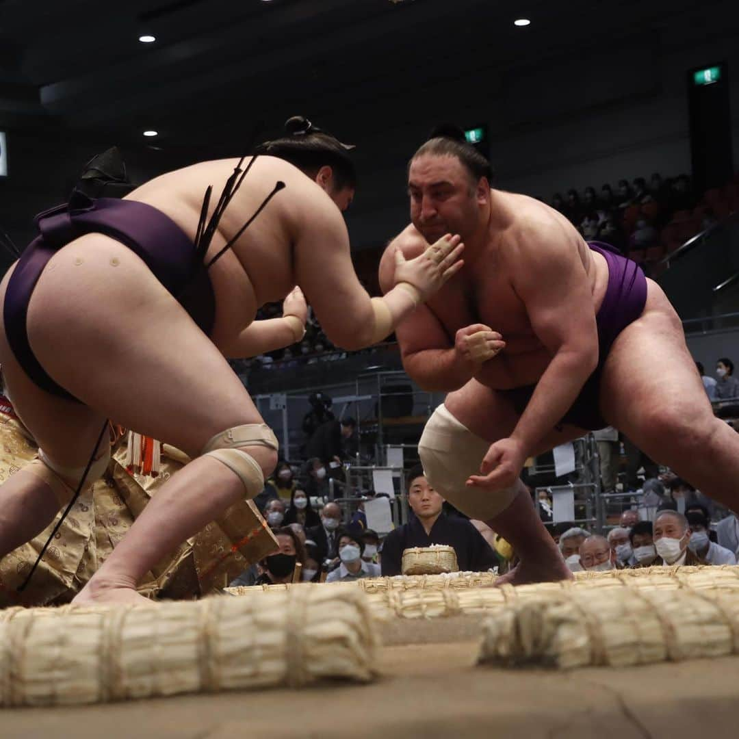 日本相撲協会さんのインスタグラム写真 - (日本相撲協会Instagram)「大相撲三月場所 四日目！ 本日は、取組それぞれの立合いの瞬間をご覧下さい！  @sumokyokai  #大相撲 #sumo #相撲 #力士 #お相撲さん #japanphoto #sumowrestlers #japanculture  #三月場所 #3月場所 #春場所 #大阪場所 #栃ノ心 #千代の国 #千代丸 #千代大龍 #照強 #琴ノ若 #阿炎 #貴景勝 #宇良 #逸ノ城」3月17日 9時01分 - sumokyokai