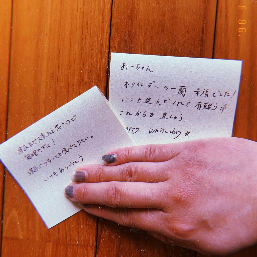 亜希子さんのインスタグラム写真 - (亜希子Instagram)「大好きな男友達2人から自宅にホワイトデーの贈り物が届く。  手書きの手紙が愛おしすぎて、亜希子感激。 めっちゃ嬉しくて動揺してハァハァしてる。 お名前隠すから載せていいだろ？ダミ？w  私は4人姉妹の四女に生まれ、女性だらけの家族のなか育ち、高校もほぼ女子校で、その後もアイドル現場でプレイヤーとして働き、スタッフもメンバーも女性だらけのなか生きてきました。  異性の友達の作り方がわからず、四半世紀。  最近ようやく身構えず、ぶりっ子せず、よく思われようとせず、心の底から人として愛おしい人達が周りに増えている気がする。  それは、もしかしたら、私が色々な意味で少しずつ変われているからかも知れません。  私の好きな茅乃舎のパックありがとうな。 いつもクレイジーな私と仲良くしてくれてありがとう。 それにしても自分、ネイル禿げすぎやで。」3月17日 13時00分 - akiko_ohki