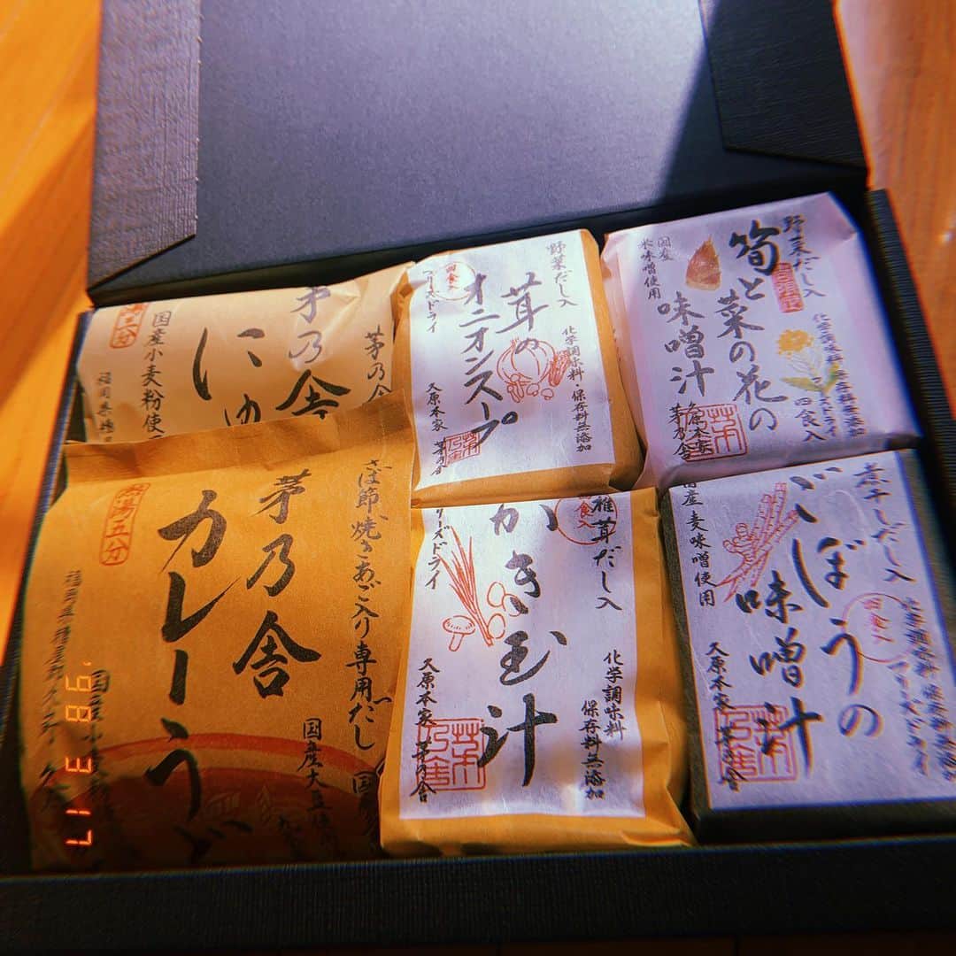 亜希子さんのインスタグラム写真 - (亜希子Instagram)「大好きな男友達2人から自宅にホワイトデーの贈り物が届く。  手書きの手紙が愛おしすぎて、亜希子感激。 めっちゃ嬉しくて動揺してハァハァしてる。 お名前隠すから載せていいだろ？ダミ？w  私は4人姉妹の四女に生まれ、女性だらけの家族のなか育ち、高校もほぼ女子校で、その後もアイドル現場でプレイヤーとして働き、スタッフもメンバーも女性だらけのなか生きてきました。  異性の友達の作り方がわからず、四半世紀。  最近ようやく身構えず、ぶりっ子せず、よく思われようとせず、心の底から人として愛おしい人達が周りに増えている気がする。  それは、もしかしたら、私が色々な意味で少しずつ変われているからかも知れません。  私の好きな茅乃舎のパックありがとうな。 いつもクレイジーな私と仲良くしてくれてありがとう。 それにしても自分、ネイル禿げすぎやで。」3月17日 13時00分 - akiko_ohki