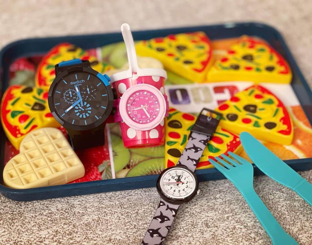 小川ひとみさんのインスタグラム写真 - (小川ひとみInstagram)「甥と姪にも初めての時計を🥳 @flikflak は可愛い物ばかりで ユニコーンやロケット🚀🦄 色もカラフルで選ぶのが楽しい❤️ 甥には今から長く使えるように Swatchにしました✨ めちゃくちゃかっこいい！と 喜んでくれて☺️ 姪にはピンク色のflikflakに🌷 子供達にとって時計って こんなにも嬉しくてかっこいい物なんだね と私もお気に入りのSwatchをつけていた 幼少期を思い出しました✨ #OurFavouriteTime #flikflak #swatch」3月17日 13時29分 - hitomy220