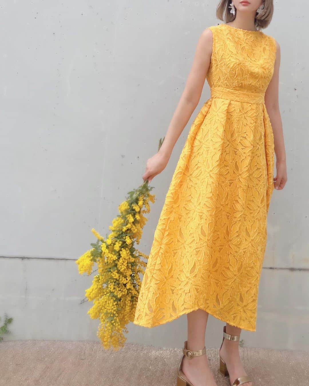 井上晃子さんのインスタグラム写真 - (井上晃子Instagram)「💛 "calla dress" mimosa yellow  仕立ての良いパターン、気持ちが高揚するdress🌼 日本の織物産業が盛んな福井県でつくられた お花模様のカットジャガード生地を贅沢に。 この生地に惚れ込んでずっと使わせていただいております、 美しいモノは永遠  #akiki#dress#madeinjapan」3月17日 13時48分 - akiki_2015