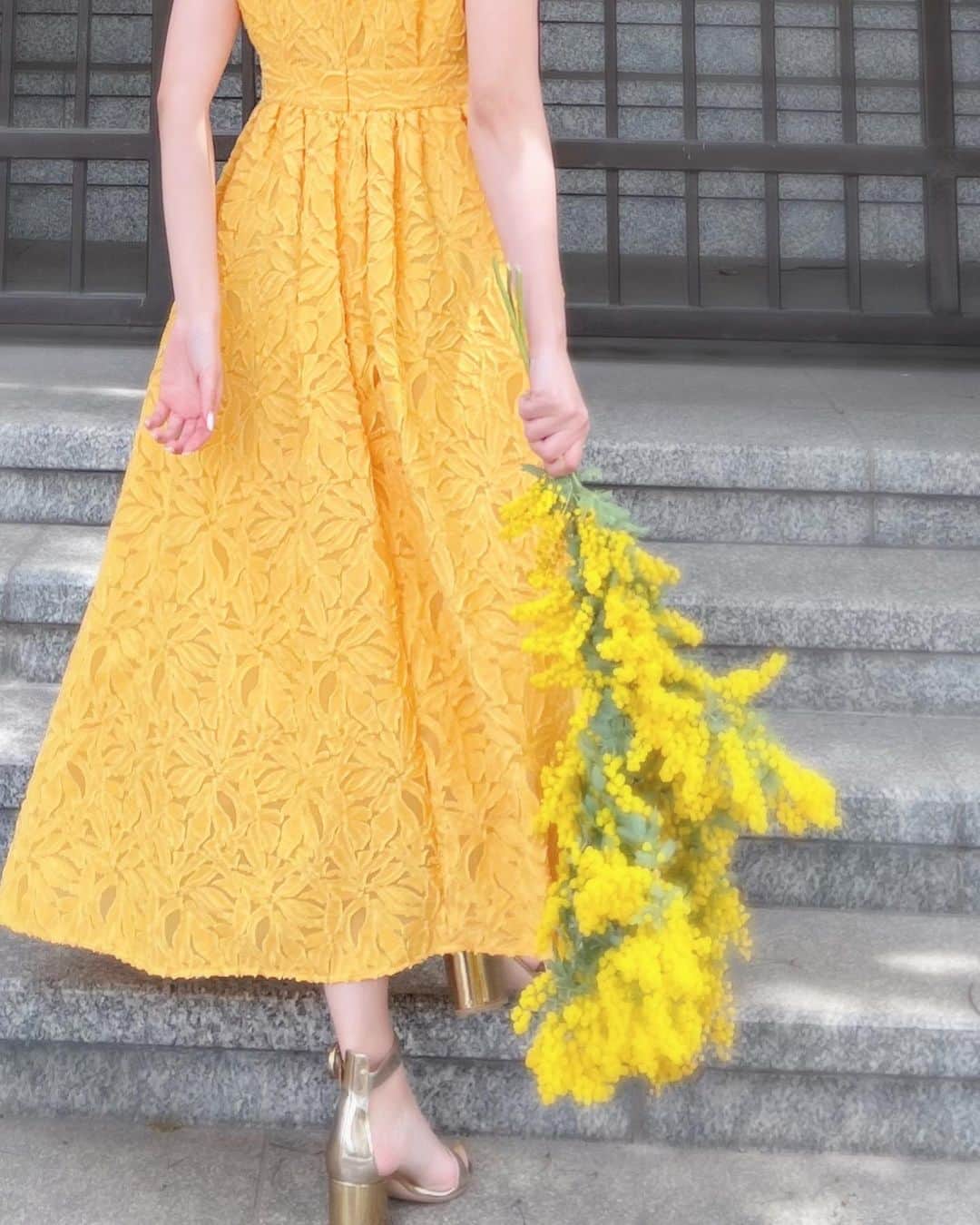井上晃子さんのインスタグラム写真 - (井上晃子Instagram)「💛 "calla dress" mimosa yellow  仕立ての良いパターン、気持ちが高揚するdress🌼 日本の織物産業が盛んな福井県でつくられた お花模様のカットジャガード生地を贅沢に。 この生地に惚れ込んでずっと使わせていただいております、 美しいモノは永遠  #akiki#dress#madeinjapan」3月17日 13時48分 - akiki_2015