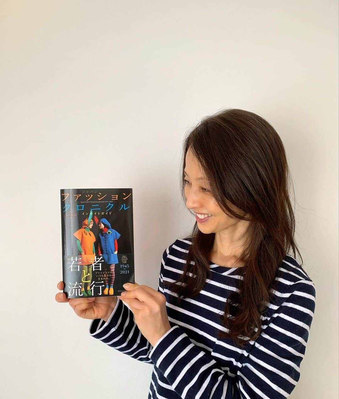 花田美恵子さんのインスタグラム写真 - (花田美恵子Instagram)「『日本現代服飾文化史 　　　　　　1945-2021』  戦後75年 日本をファッションという観点から振り返り それぞれの時代の社会現象を考察する  ファッションに携わるかたにとってはバイブルみたいな一冊  その片隅に 35年前の私の写真も 掲載していただきました😊✨  ウォーリーをさがせ！みたいに ぜひ見つけてください🔍  カバーを外してもオシャレ✨✨  #tokyolifestyle #japan #fashion #chronicle #insightguide #magazineforromanticgirls  #ジャパンファッションクロニクルインサイトガイド #日本現代服飾文化史 #オリーブ少女 #かわいい」3月17日 14時09分 - hawaiimieko