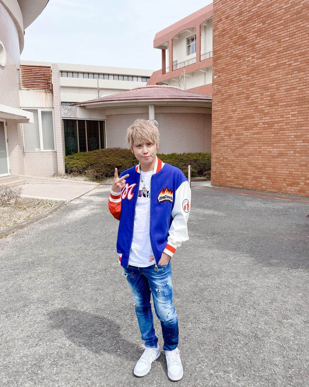 手越祐也さんのインスタグラム写真 - (手越祐也Instagram)「今日は福岡で卒業式にサプライズで歌とメッセージ送ってきましたー！ 日本経済大学と福岡こども短期大学ー！ 大学生たち可愛かったなー😊 社会人として羽ばたいていったときに伸び伸びと好きなことをできる環境づくりを俺ら先輩はやらないといけないなと改めて思いました！ ウクライナからの留学生ともお話しして、母国が戦争してるって本当につらいと思うし俺には何もしてあげられないけど、本人たちの眼は透き通っていて綺麗だし、俺もロシアは何度も行ったことあるからみんな素敵だったし、いかなる理由があるにせよ戦争は本当に辛いししてほしくない。 日本経済大学のウクライナからの学生の受け入れをしたというニュースも本当に素晴らしいことだし、国境を超えて全世界が人間という仲間なんだから奪い合いはやめてほしいな。 SNSもそうだけど、誹謗中傷やマイナスな投稿や愚痴や落とし合い奪い合いはやめて助け合ってポジティブに生きていこうよ。 仲間じゃないの？人間同士って。  俺にできることは若い人やパワーあるチャレンジしようとしてる人の背中を押すようなパフォーマンスをすることだからもっと磨いて1人でも多くの人が笑顔になる活動をこれからもしていきます！！  #手越祐也 #yuyategoshi #手越祐也オフショット #てごにゃん #テイッ #日本経済大学  #福岡こども短期大学  #ウクライナ #russia  #nowar」3月17日 16時04分 - yuya.tegoshi1054