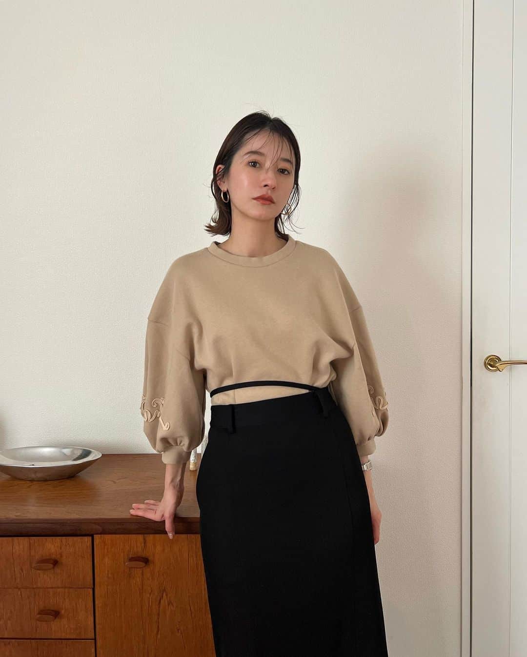松本恵奈さんのインスタグラム写真 - (松本恵奈Instagram)「こちらは来週発売の刺繍シリーズのトップスです✨袖のパフっとしたシルエットがCLANEらしくて、横に走る刺繍もお気に入りポイント☺️💕サイズ感もちょうど良くて合わせやすいよ◎ 合わせているスカートは、明日発売のローウエストスカート♡紐はウエストに巻いたり垂らしたり、自由にアレンジしてスタイリングしてみてねっ💕 #clane #新作 #明日発売」3月17日 16時19分 - ena1123
