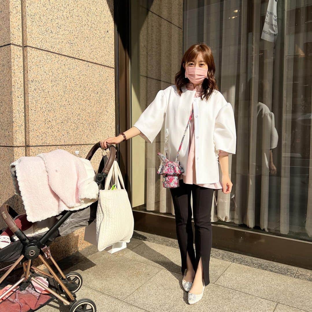 菊地亜美さんのインスタグラム写真 - (菊地亜美Instagram)「. ベビーカーに荷物詰めすぎてリアル感…🛍笑 （👧はお昼寝中💤）  かなり暖かかったので、  @queenscourt_official の春コートを♡ アイドリング時代の後輩の藍ちゃんがここのブランドのモデルをやってて知ったんだけど、とっても可愛くて最近いくつかポチっと✨  春はいつもピンク着たくなりがちでピンクマン😂🌸  ピンクのブラウスは @anplegant 💓  病院行って花粉症の薬もらって、最強に快適💛笑」3月17日 19時31分 - amikikuchi0905