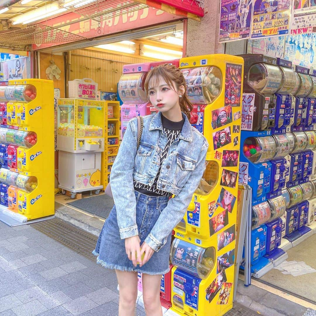 あやちゃんさんのインスタグラム写真 - (あやちゃんInstagram)「ガチャガチャ🤍❤️💛💜💙  秋葉原はガチャガチャだらけで楽しい！！🤣 いろんなのあるよ👏🍎  #ガチャガチャ #ガチャガチャショップ #ガチャガチャ秋葉原 #秋葉原ガチャガチャ #秋葉原 #秋葉原カフェ #秋葉原駅 #ガチャポン #デニムコーデ #デニムジャケット #デニムスカート #ポニーテール #カジュアルコーデ #ガチャガチャ大好き #ガチャガチャ好きな人と繋がりたい #ガチャガチャ専門店」3月17日 22時02分 - aya.you.love.r