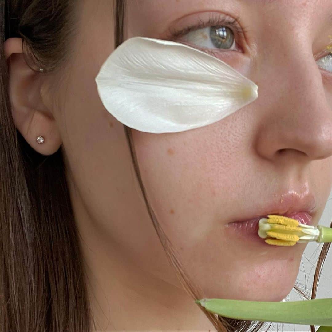 アンジェリーナ・ダニロヴァさんのインスタグラム写真 - (アンジェリーナ・ダニロヴァInstagram)「white petal series.💧」3月18日 1時29分 - angelinadanilova