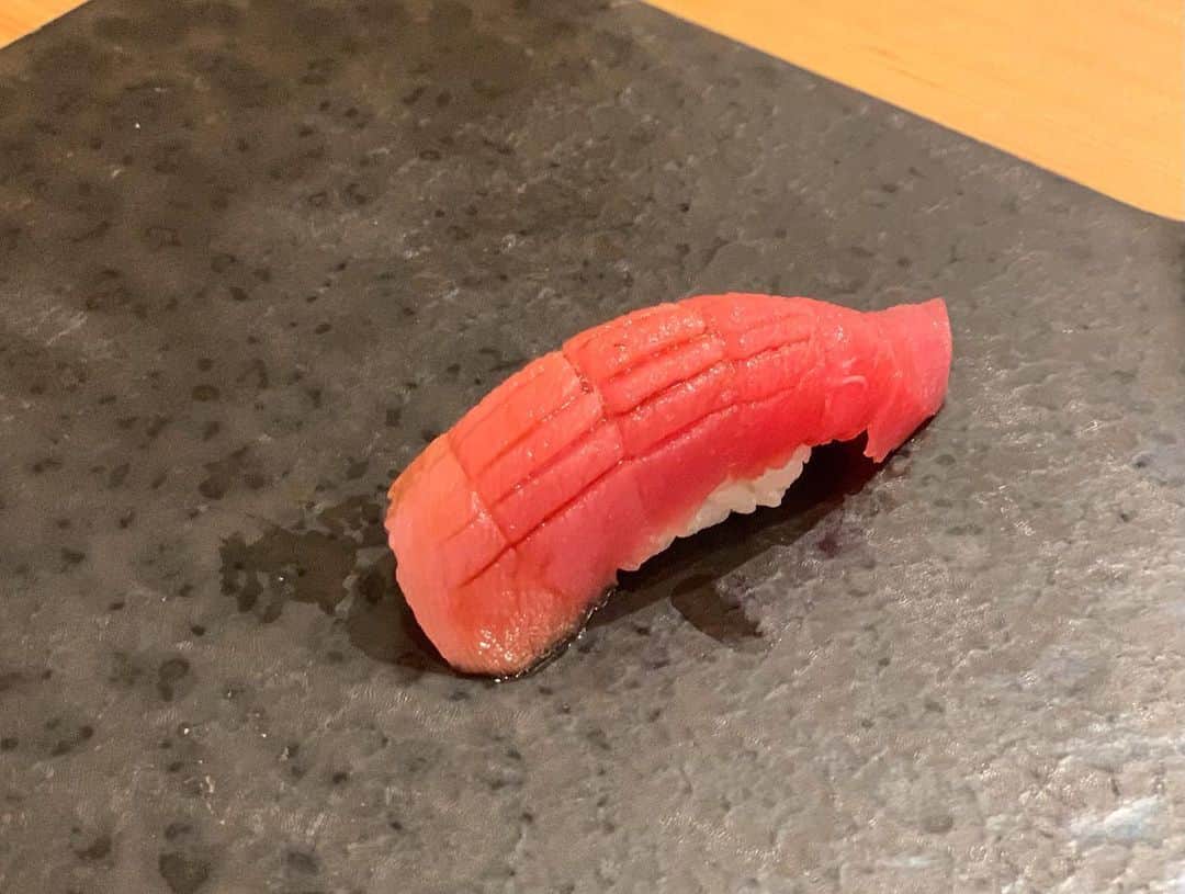 長野智子さんのインスタグラム写真 - (長野智子Instagram)「久しぶりに美味しいお寿司を🍣  桜もほんのりピンクに🌸  よい一日をお過ごしください。  #もうすぐ春ですね #寿司 #のどぐろ」3月18日 8時30分 - naganotomoko