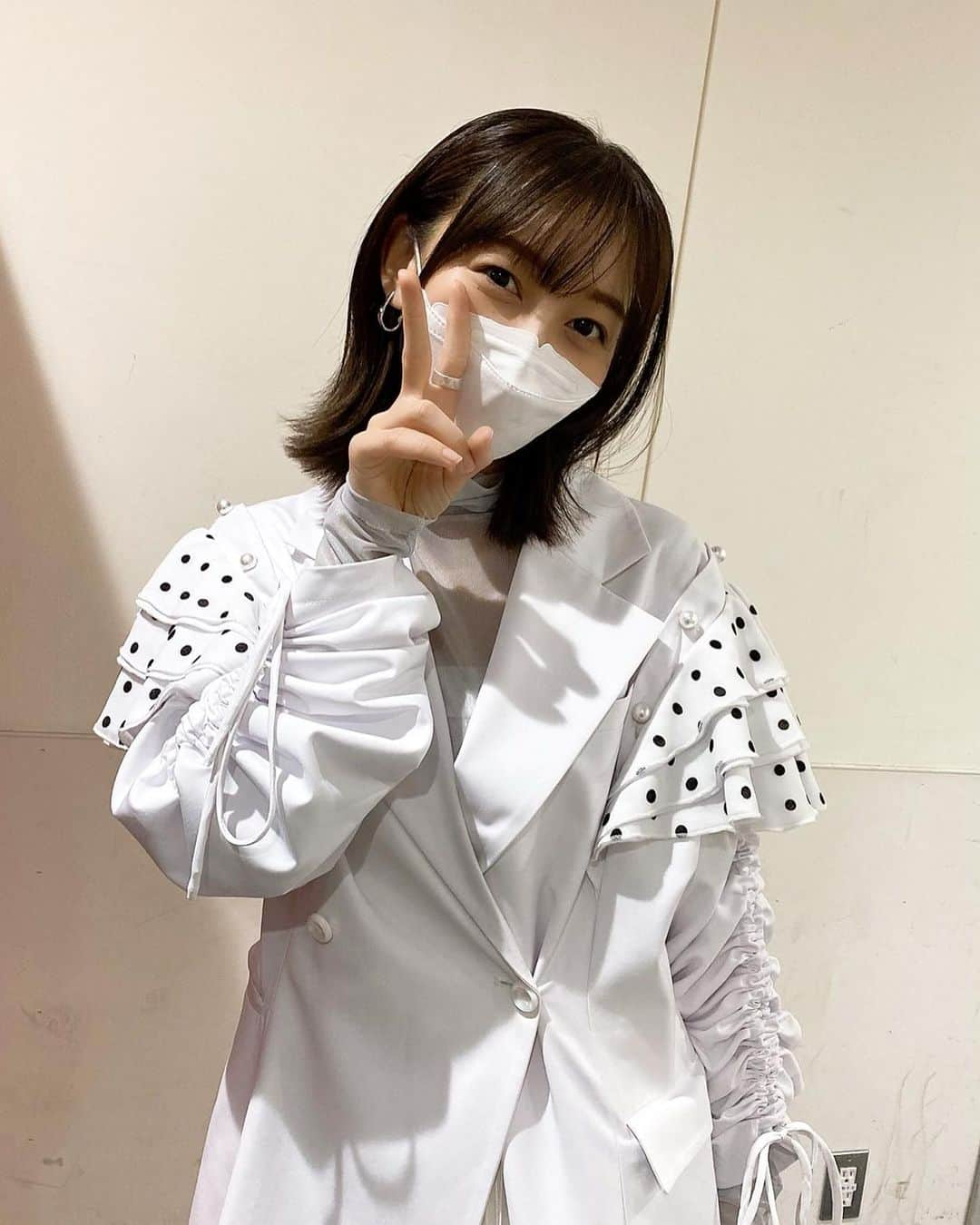 飯田里穂さんのインスタグラム写真 - (飯田里穂Instagram)「#オッドタクシー  完成披露試写会&舞台挨拶  作品をイメージして ホワイト指定のお衣装でした🦙☁️🥛🛁  白川さんは看護師なので 白衣をリメイクしたジャケットを選ばせていただきました🥼✨ このジャケットすごいよね。  jacket @klichestudio   この日は終日取材デーでもあったので、是非色々な媒体でチェックしてくださいね❕  舞台挨拶終わってホッとしてる私です。笑  stylist @shingo_tsuno  hairmake masanori enomoto」3月18日 13時49分 - rippi_ii