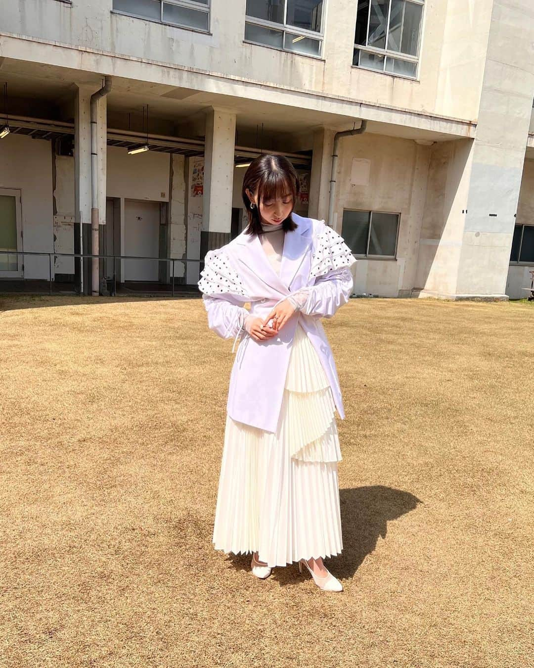 飯田里穂さんのインスタグラム写真 - (飯田里穂Instagram)「#オッドタクシー  完成披露試写会&舞台挨拶  作品をイメージして ホワイト指定のお衣装でした🦙☁️🥛🛁  白川さんは看護師なので 白衣をリメイクしたジャケットを選ばせていただきました🥼✨ このジャケットすごいよね。  jacket @klichestudio   この日は終日取材デーでもあったので、是非色々な媒体でチェックしてくださいね❕  舞台挨拶終わってホッとしてる私です。笑  stylist @shingo_tsuno  hairmake masanori enomoto」3月18日 13時49分 - rippi_ii