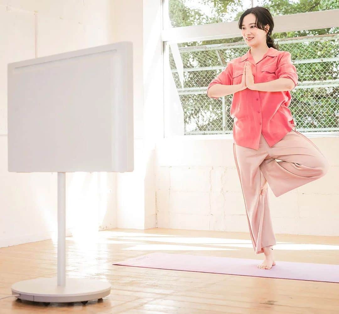 亜希子さんのインスタグラム写真 - (亜希子Instagram)「最新型テレビ『レイアウトフリーテレビTH-43LF1』Panasonic✖️大木亜希子タイアップ企画その②  レイアウトフリーテレビなので、移動がおそろしく楽チン💃  執筆作業で鉄のようにゴリゴリに固まった身体をほぐすためヨガをしてリフレッシュすることができました🥒  掲載媒体: @beyondmagjp  ヘアメイク: @ena_hair_make  ライター:伊森ちづるさん カメラマン:下城英悟さん」3月18日 14時21分 - akiko_ohki