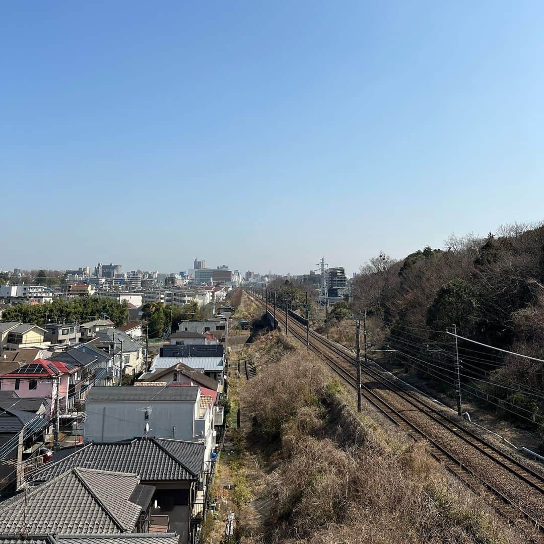 荒木宏文さんのインスタグラム写真 - (荒木宏文Instagram)「空気って僅かな変化も面白いけど、大きく変わっても面白い。 観劇慣れしてる方が多かったのかな？ 既に観て下さってる方が多かったのかな？ これまでと大きく違って衝撃的な二日間でした。 初日と二日目ではまた各々抱える感情は変化していた。 僕達カンパニーも、お客様も。 そんな二日間の三公演。 メイクを落とす度に目の周りはアイメイクが落とせて無いのでは？と思うくらいのクマができゲッソリとやつれていた。 それだけ正気を吸われる程のお客様の動員数と集中力に毎回幸せを感じます。 ありがとう。 また新たな発見がたくさん出来た二日間でした。 やっぱり同じ場所で何度も行う事で見えてくる事もたくさんあってとても意味を持っている。 まだまだ進んでいけそうです。 まだまだ潜っていけそうです。 まだまだ昇っていけそうです。  #ミュージカル刀剣乱舞 #にっかり青江 #単騎出陣 #神奈川公演 #神奈川県」3月18日 14時28分 - araki_hiro0614