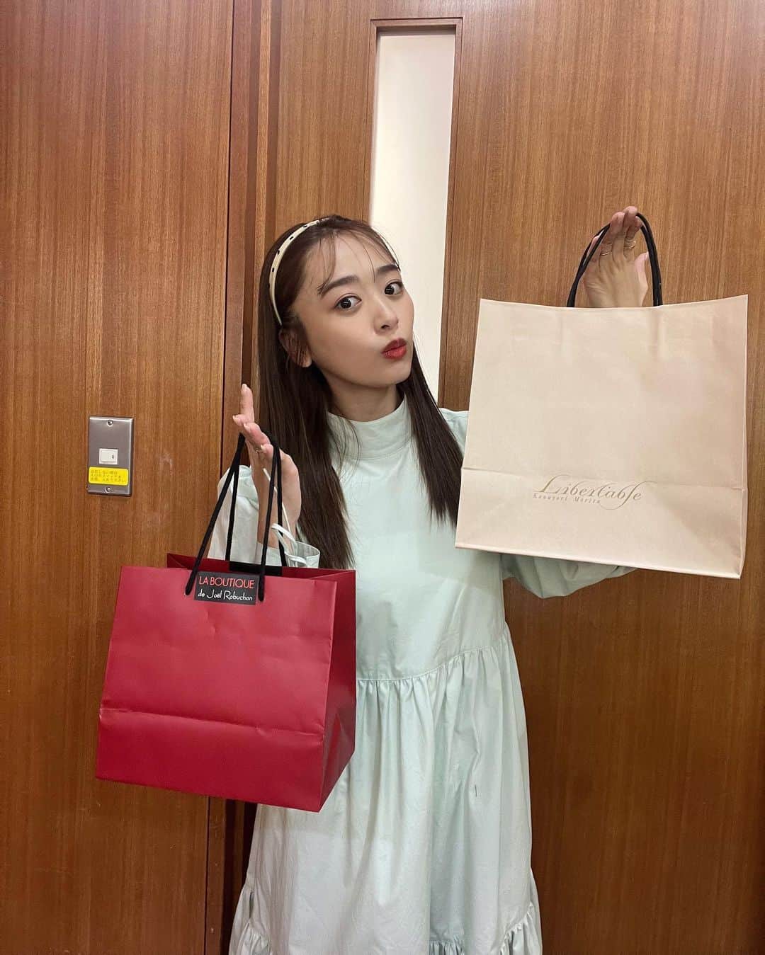 近藤千尋さんのインスタグラム写真 - (近藤千尋Instagram)「ラヴィット生放送 ありがとうございました😍💕  久々夫婦ショット📸 朝からひーぼぉくんのカラオケ聞いたり くっきーさんの弾き語り聞いたり たけるんのバンド時代見れたり みんなでゲームしたり。笑 今週も、面白かったなぁ😍 #尾崎豆　さん懐かしかったでしょぉ🧏🏻‍♀️  来週も、ミテネ🐰✨✨✨  ウェア @jandmdavidson  ヘッドアクセ  @alexandredeparis_japan  アクセサリー @e.m.portrait  シューズ @solsanashoes」3月18日 15時22分 - chipichan.1215