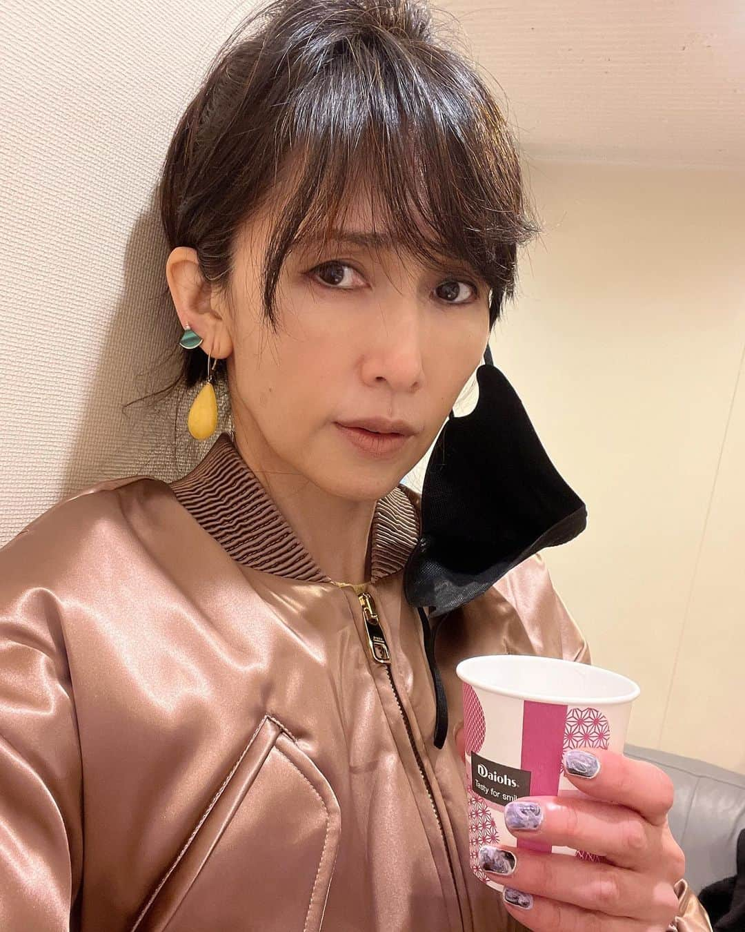 工藤静香さんのインスタグラム写真 - (工藤静香Instagram)「銀座から銀座の移動だったので、徒歩に決心したものの、笑 銀ぷらをした事がないのでプチ迷子。  しかーし @bulgari発見でもう大丈夫！ 何だか雨が降り始め☔️お気に入りの @dolcegabbana を濡らしたくなかったのでとにかく店内に避難。 そして @esteelauder の　@koki に遭遇笑　恥ずかしいから誰にも見られないようにめちゃくちゃ素早くパシャリ。　そして傘も購入して無事に現場に辿り着きました。  しかし冷えました〜🥶  銀ぷら→銀座をぷらぷら 銀ぶら→銀座をぶらぶら  銀ぷら？私だけ？笑笑笑笑🙏  ブルゾン @dolcegabbana   グリーンピアス @bulgari」3月18日 15時34分 - kudo_shizuka