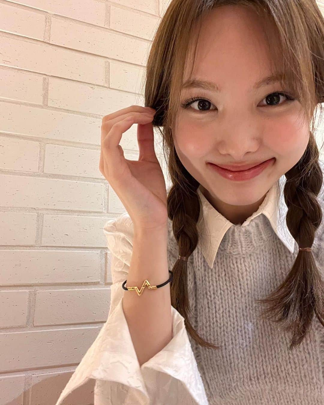 TWICEさんのインスタグラム写真 - (TWICEInstagram)「#광고 #나연  New Bracelet @louisvuitton 🖤 #LVVolt #LVVoltPlay」3月18日 16時00分 - twicetagram