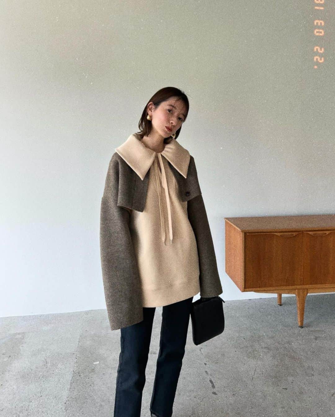 松本恵奈さんのインスタグラム写真 - (松本恵奈Instagram)「今日の私服。最近、暖かかったので久しぶりにアウター着た気がします⚪️中に着ているCARD BOARD BIG COLLOR TOPSは紐をぎゅっと絞って羽織の中から出すのもオススメです♡トレンチやステンコートの中に着ても可愛いのでまた違うスタイリングでも紹介するね♡ デニムはでfront買ったやつ♡ こちらもとってもお気に入り♡ #私服 #vintage #clane」3月18日 16時47分 - ena1123
