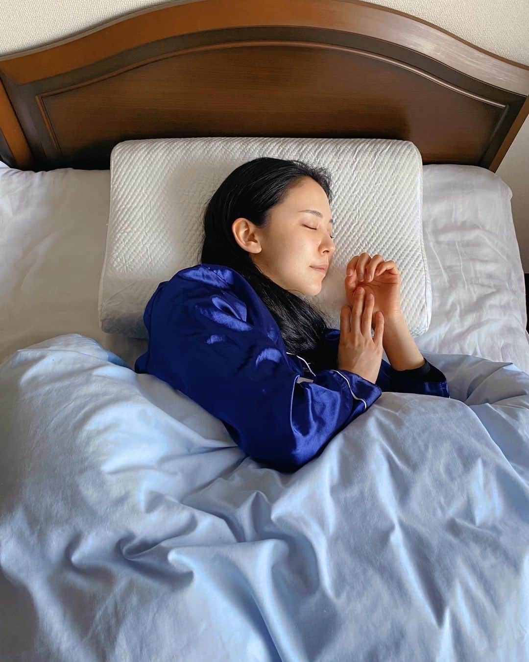 りーまるさんのインスタグラム写真 - (りーまるInstagram)「肩こりが辛いので新調しました😴 スワイプしてね▶︎▶︎▶︎  @ecosa_jp は、 マットレスで有名なエコサですが、 枕も良いと聞いたので新調しました。  硬すぎないふわふわ感と、 包み込まれるほどの大きな枕は 寝心地が抜群で、 久しぶりにぐっすり眠れました😭💓  寝具をちょこっと変えるだけで 良いとこのホテルにいるような 贅沢感が生まれるのね！！！ と感動🥲💓  ちなみに首が正しい位置にくると、 背骨の負担もなくなるそうです✍️  まくら難民の方の参考になりますように✨  #ecosa #エコサ #エコサマットレス #睡眠 #まくら#枕#肩こり#肩こり解消#寝具#寝具グッズ#寝具は大事#ふわふわ#快眠#睡眠#犬のいる暮らし#添い寝犬#いつもいっしょ#おやすみなさい」3月18日 17時33分 - riii_maru162cm