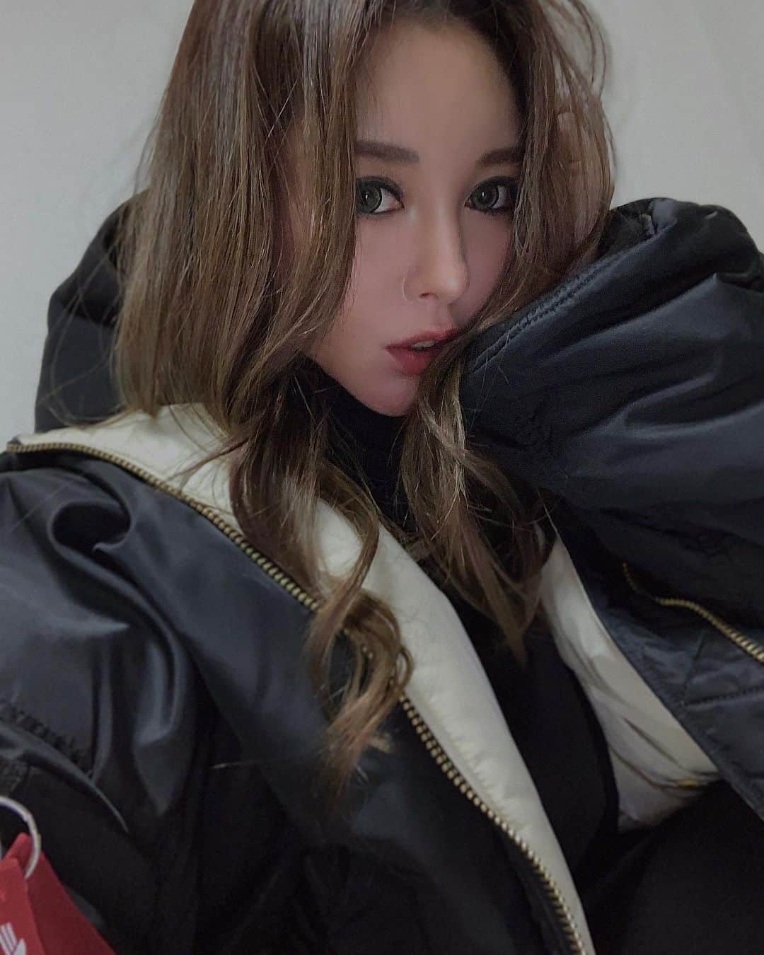 山崎みどりさんのインスタグラム写真 - (山崎みどりInstagram)「今日はまたちょっと寒い..🍃  衣替えがなかなかできないや🫥 ────────────────────────── #ootd#アウター#outer #bomberjacket #ボンバージャケット #mensfashion」3月18日 18時42分 - midori_yamasaki_