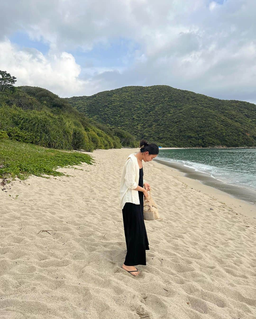 栗山遥さんのインスタグラム写真 - (栗山遥Instagram)「奄美大島の南部、大自然の中にぽつんと立っている @the_scene_wellnessresort 🕊 お部屋から見える景色には人工物がなにもなくて、ありのままの自然が広がってる。目の前にはプライベートビーチ🐚ただこの場所にいるだけで、肩の荷が下りるような安心感があって、ありのままの自分でのびのびと居られる💕」3月18日 19時18分 - harukakuriyama