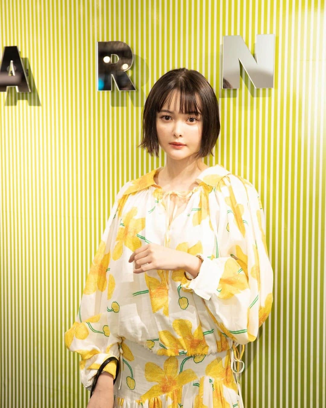 玉城ティナさんのインスタグラム写真 - (玉城ティナInstagram)「@marni 伊勢丹新宿popup store 🌞✨  3月22日まで開催中です！ 夏が待ち遠しくなるようなカラフルなコレクションが盛りだくさん🌛  @veja とのコラボのスニーカーもMARNIらしさたっぷりでかわいかったです🍏🍉🍒  伊勢丹先行カラーで発売されている商品もあるみたいなのでぜひぜひ実際に足を運んで世界観を堪能してください🥥  #marni  #highsummercollection  #伊勢丹新宿 #メンズもありましたよ #左手は固定されてるんかな」3月18日 19時38分 - tinapouty