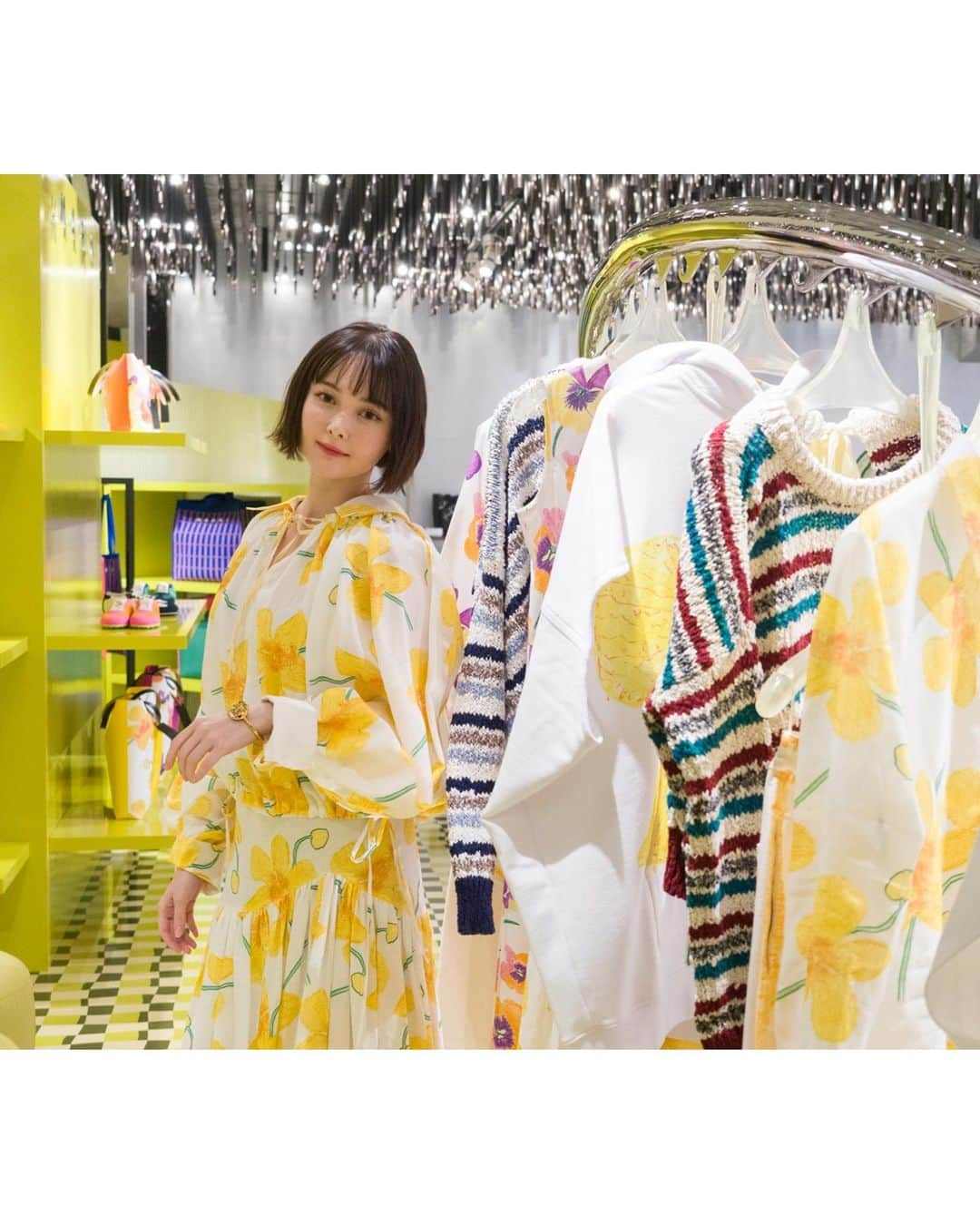 玉城ティナさんのインスタグラム写真 - (玉城ティナInstagram)「@marni 伊勢丹新宿popup store 🌞✨  3月22日まで開催中です！ 夏が待ち遠しくなるようなカラフルなコレクションが盛りだくさん🌛  @veja とのコラボのスニーカーもMARNIらしさたっぷりでかわいかったです🍏🍉🍒  伊勢丹先行カラーで発売されている商品もあるみたいなのでぜひぜひ実際に足を運んで世界観を堪能してください🥥  #marni  #highsummercollection  #伊勢丹新宿 #メンズもありましたよ #左手は固定されてるんかな」3月18日 19時38分 - tinapouty