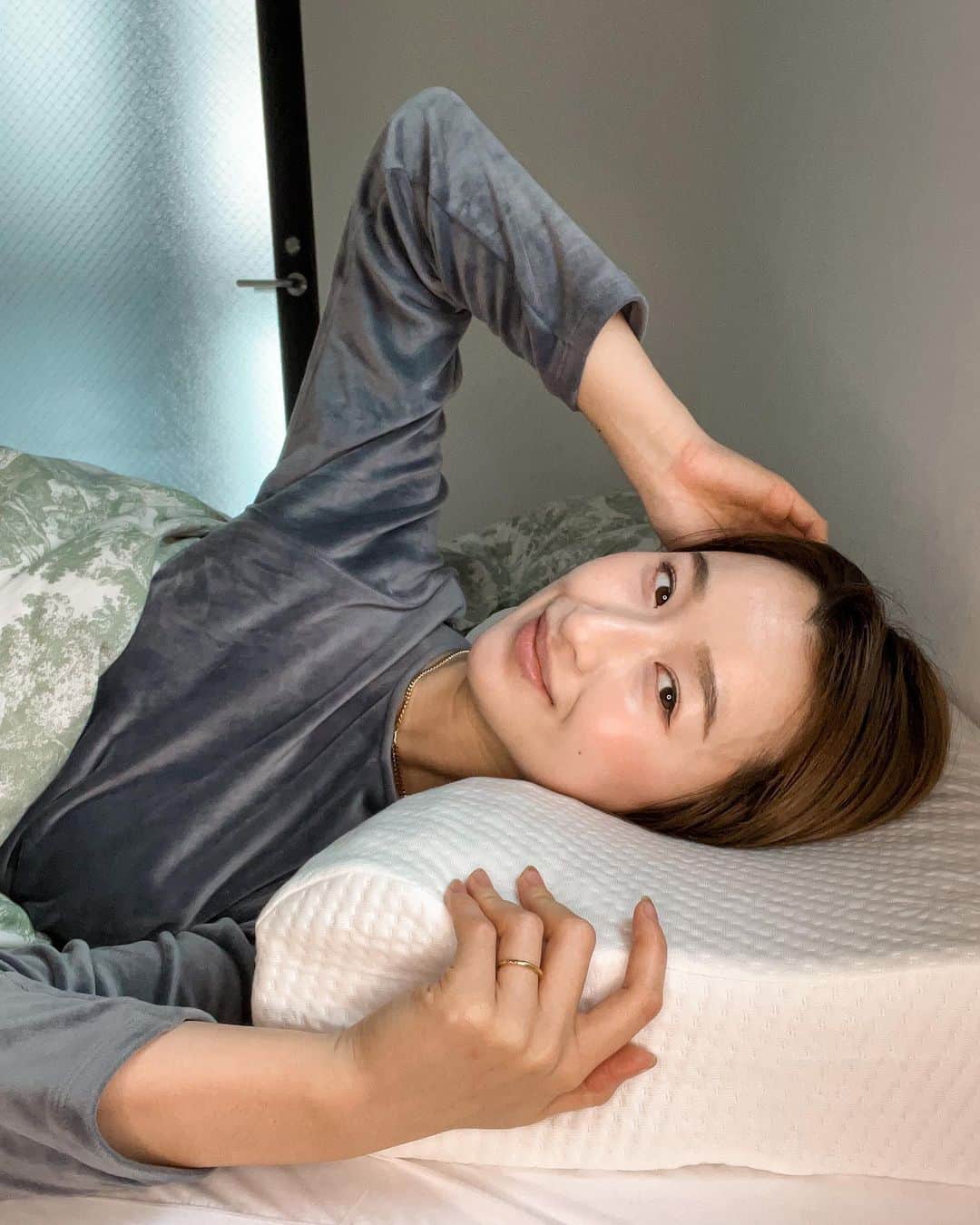 西野沙瑛さんのインスタグラム写真 - (西野沙瑛Instagram)「- 睡眠って1日のコンディションに関係してくるから本当大事。 前使ってた枕が合わなくて肩こり酷かったの😭  ちょっと前に頂いた @ecosa_jp の枕がすごく合うおかげで、 気持ちよく寝れるの☺️💤 低反発枕が首にフィットするし、もちもちの感触が気持ちいい！ 高さ調整できるからどんな体型の人でも結構合わせられると思う✔︎ 圧縮袋付きだから旅行にも持っていけるんだよ🤭  枕探してる方、ぜひ試してみてね❣️  #枕 #低反発枕 #まくら #ecosa #エコサ #エコサマットレス #睡眠 #睡眠時間 #肩こり #疲れ改善」3月18日 19時50分 - sae_golf