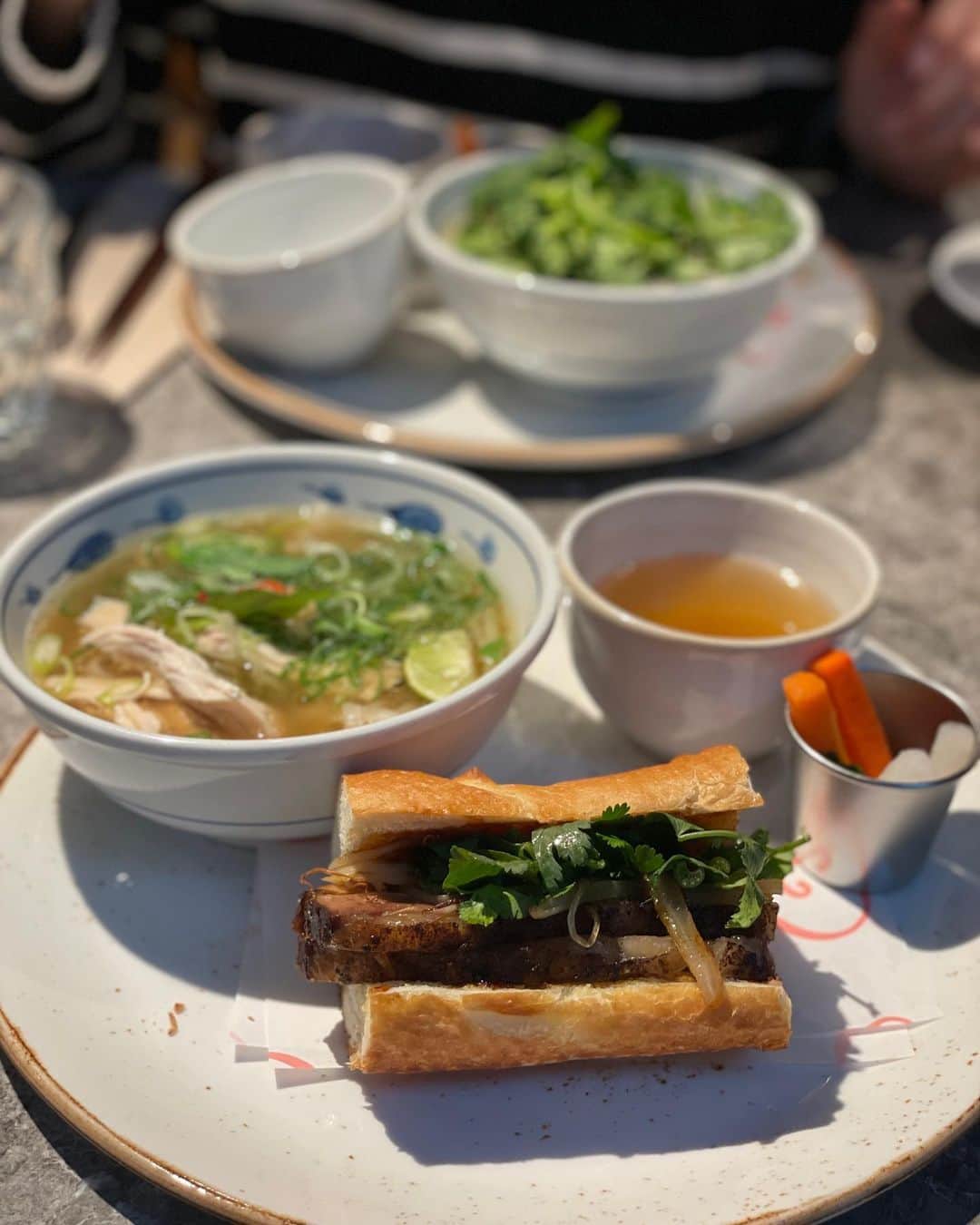 日野麻衣さんのインスタグラム写真 - (日野麻衣Instagram)「大好きなハワイ発祥の ベトナム料理屋さん👏👏❤︎❤︎ @pigandtheladyjp   一度食べたら忘れられない味なんです...ほんとにほんとに美味しい。全部美味しいけど私のお気に入りは、スープにつけて食べるバインミーとフォーです🌟🌟今度絶対お母さんを連れて行く😊  それにしても食べすぎた...  #もぐもぐ #ザピッグアンドザレディ #ベトナム料理 #バインミー #フォー」3月18日 20時01分 - hinomaiofficial