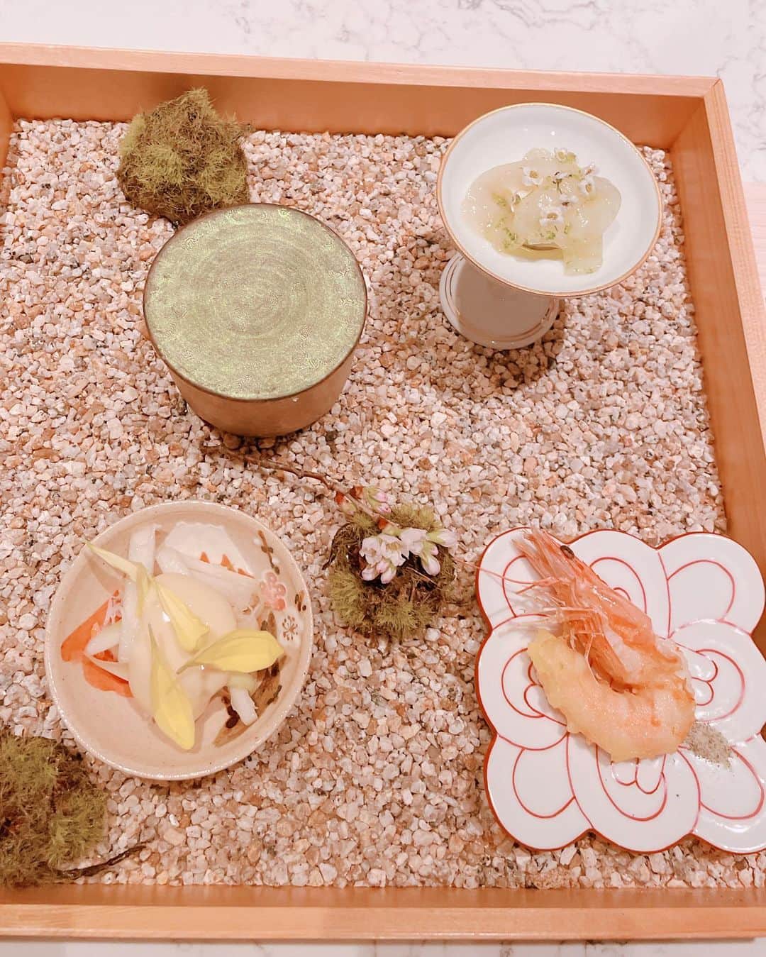 satomiさんのインスタグラム写真 - (satomiInstagram)「🍽🍾🍚🍄 ・ 赤坂のMOSS CROSS TOKYO（@moss_crosstokyo ）dinner🍽 ・ 今回は全9品＋アルコールペアリングコース（24200円）を予約したよ✏️ ・ どのお料理も見ても食べても素晴らしい👏中でも土鍋ご飯🍚はNo. 1！ ・ 美味しいだけでなく野菜の皮や茎など素材の全て無駄にしないコンセプトに感動でした🥺  ・ オシャレなお店に合わせて今日はホワイトコーデ💕 →（tops: @realcoco_japan 🎀）　 ちょい肩だしがお気に入り💕 ・  https://www.mosscrosstokyo.com/ ・ #mosscrosstokyo #赤坂ランチ　 #赤坂ディナー　 #赤坂デート #赤坂グルメ　 #赤坂フレンチ　 #六本木グルメ #韓国コーデ #プチプラコーデ #リアルココ   #realcoco #韓国ファッション #フレイザースイート赤坂東京 #ホテルレストラン #ホテルステイ #Hotelstay #赤坂ホテル #創作レストラン #女子会 #TBS」3月18日 20時21分 - saatoomii47