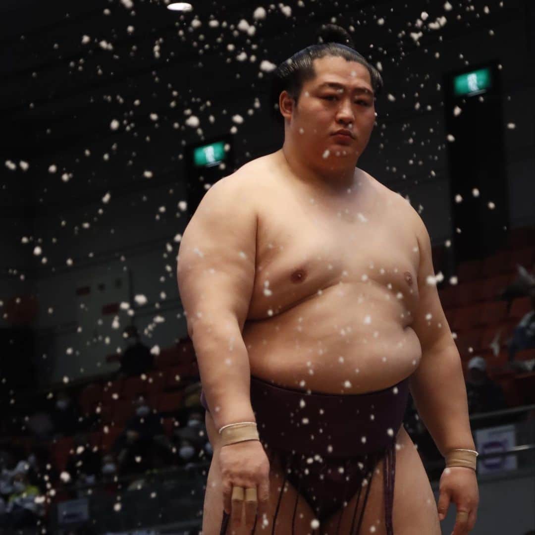 日本相撲協会さんのインスタグラム写真 - (日本相撲協会Instagram)「大相撲三月場所 六日目！ 本日からの中盤戦、唯一6戦全勝は髙安、1敗で御嶽海、若隆景、琴ノ若が続いています。  力士それぞれの塩の撒き方にも是非ご注目下さい！  @sumokyokai  #大相撲 #sumo #相撲 #力士 #お相撲さん #japanphoto #sumowrestlers #japanculture  #三月場所 #3月場所 #春場所 #大阪場所 #御嶽海 #琴ノ若 #佐田の海 #千代丸 #若隆景 #玉鷲 #豊昇龍 #遠藤 #貴景勝 #照強」3月18日 20時30分 - sumokyokai