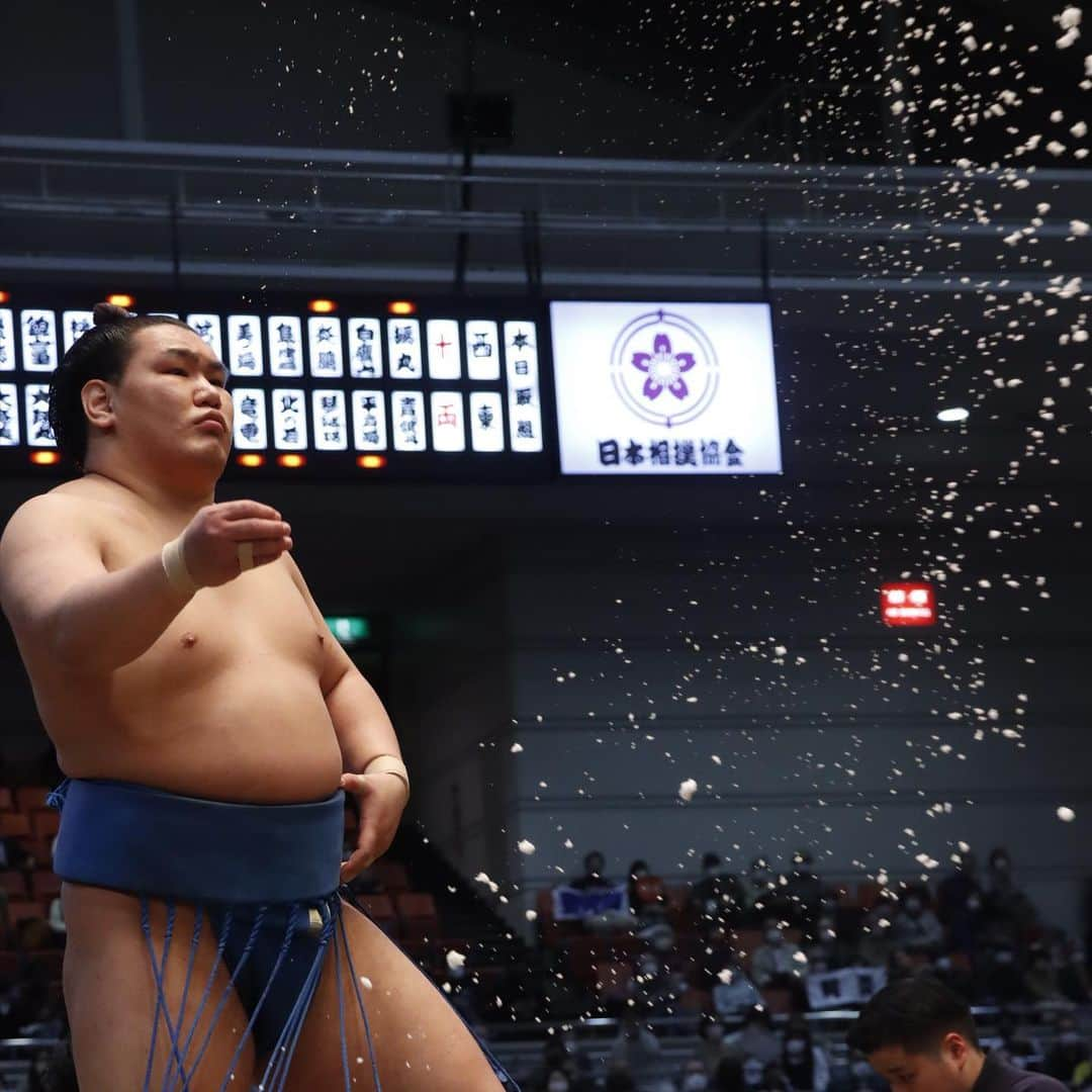 日本相撲協会さんのインスタグラム写真 - (日本相撲協会Instagram)「大相撲三月場所 六日目！ 本日からの中盤戦、唯一6戦全勝は髙安、1敗で御嶽海、若隆景、琴ノ若が続いています。  力士それぞれの塩の撒き方にも是非ご注目下さい！  @sumokyokai  #大相撲 #sumo #相撲 #力士 #お相撲さん #japanphoto #sumowrestlers #japanculture  #三月場所 #3月場所 #春場所 #大阪場所 #御嶽海 #琴ノ若 #佐田の海 #千代丸 #若隆景 #玉鷲 #豊昇龍 #遠藤 #貴景勝 #照強」3月18日 20時30分 - sumokyokai