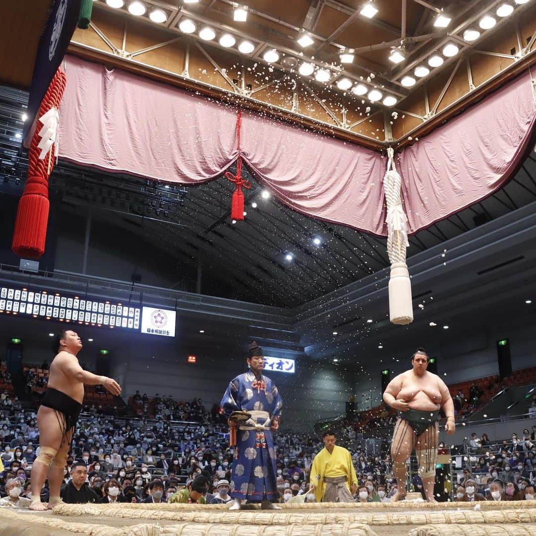 日本相撲協会さんのインスタグラム写真 - (日本相撲協会Instagram)「大相撲三月場所 六日目！ 本日からの中盤戦、唯一6戦全勝は髙安、1敗で御嶽海、若隆景、琴ノ若が続いています。  力士それぞれの塩の撒き方にも是非ご注目下さい！  @sumokyokai  #大相撲 #sumo #相撲 #力士 #お相撲さん #japanphoto #sumowrestlers #japanculture  #三月場所 #3月場所 #春場所 #大阪場所 #御嶽海 #琴ノ若 #佐田の海 #千代丸 #若隆景 #玉鷲 #豊昇龍 #遠藤 #貴景勝 #照強」3月18日 20時30分 - sumokyokai