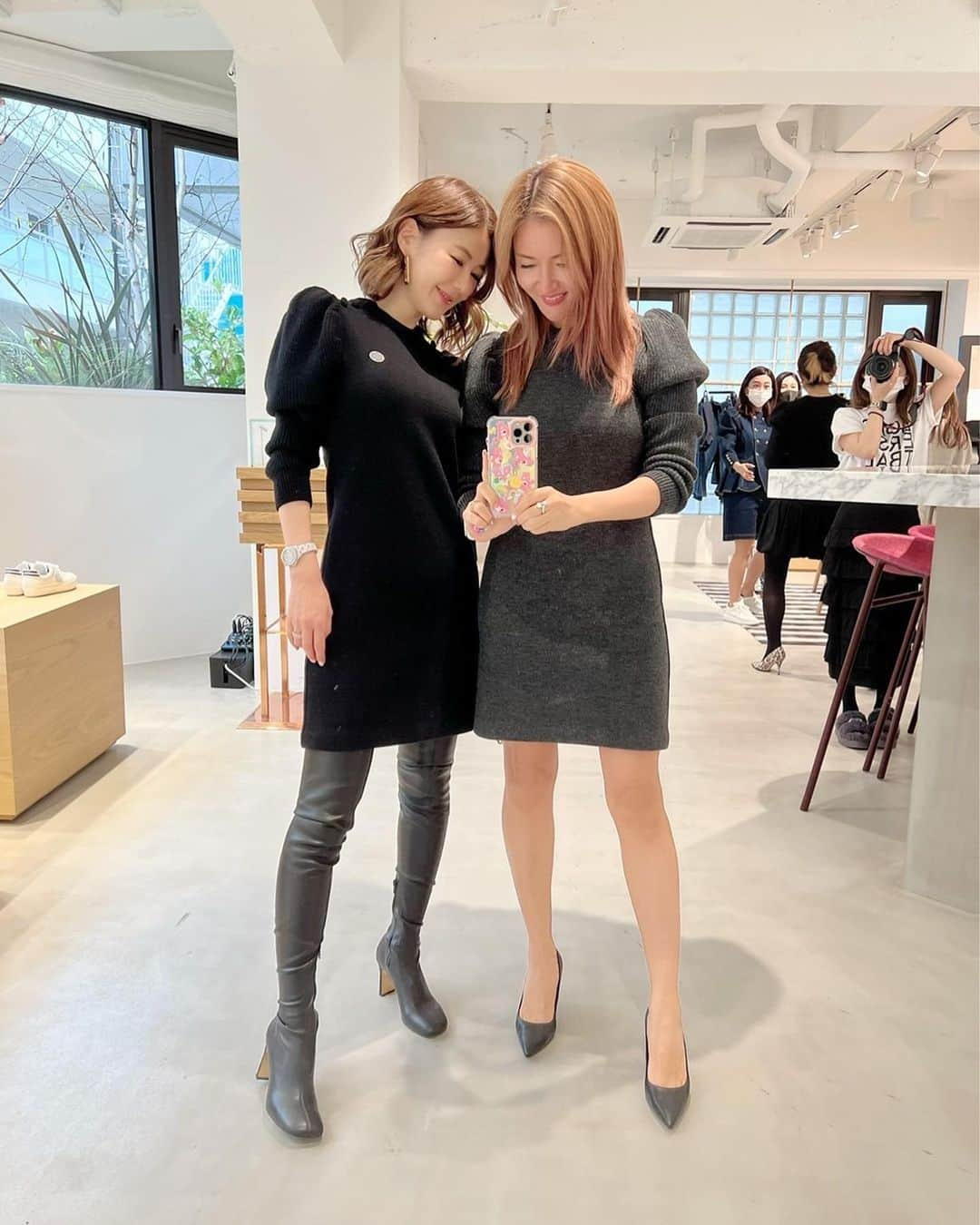 kiyomi medeirosさんのインスタグラム写真 - (kiyomi medeirosInstagram)「あやのちゃん @ayano_fukuoji と @bordersatbalcony.official の2022AW展示会へ❤️❤️❤️  今回もどれも可愛かった😆💕💕1枚目に着ているニットワンピは可愛すぎて、ブラックとグレー悩んでます😮‍💨😮‍💨  そして、2枚目3枚目のボルドーのニットトップスやショーパンのセットアップも可愛いの😍❤️❤️  4枚目のセットアップも可愛かった🥺✨✨ 5枚目のグレーニットも悩むよ😂 そして、久しぶりに陽子さん @yokoshibatabordersatbalcony にも会えて嬉しかったぁ🥰😍❤️❤️❤️  最後は今日のコーデ🐝🖤💛 tops…#patou skirt…#valentino  boots…#stellamccartney   #ボーダーズアットバルコニー#bordersatbalcony #bordersatbalcony2022AW #fashion#outfit#ootd#cordinate#style#ファッション#コーディネート#コーデ#ママコーデ」3月18日 20時40分 - kiyomimedeiros