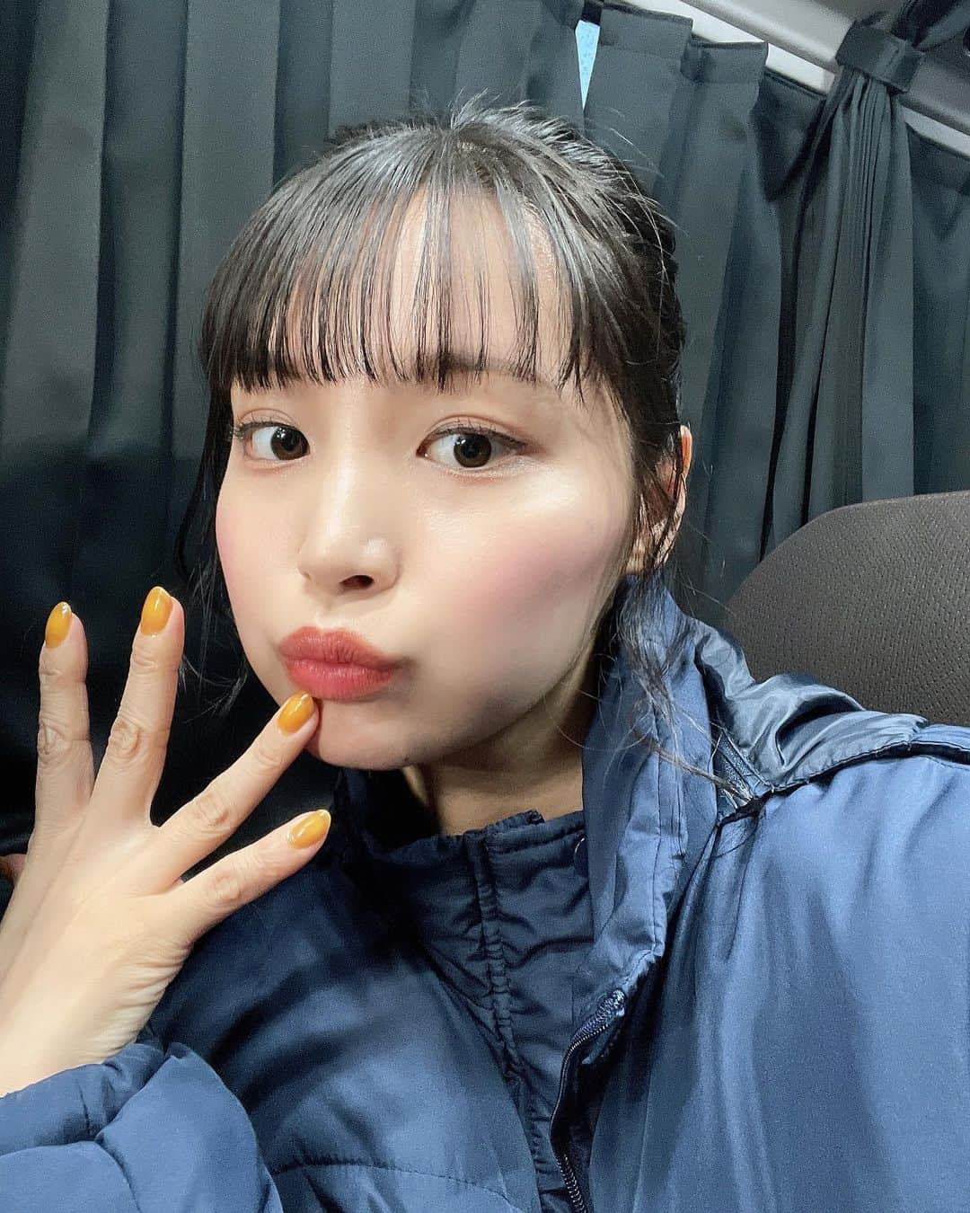 久保乃々花さんのインスタグラム写真 - (久保乃々花Instagram)「ㅎㅎㅎ！  今日は何ヘアでしょう。。。  🍡！！！！！  久しぶりに寒くて服装間違えちゃったってなりましたよ。笑  #シースルーバング #オレンジネイル #hince #お団子ヘア #撮影 #셀카」3月18日 21時15分 - kubononoka__gram