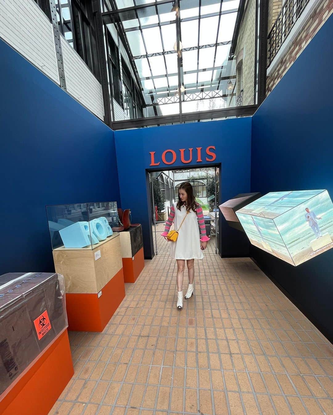 平山美春さんのインスタグラム写真 - (平山美春Instagram)「@louisvuitton  200 TRUNKS, 200 VISIONARIES: THE EXHIBITION🧳✨ . 私がパリを訪れたタイミングで開催されていた @louisvuitton の200名のアーティストによる200個のトランクの展示✨ ルイ・ヴィトンの最初のアトリエであるアニエールに併設されたスペースで開催されていました🌼 200組いろんなジャンルのアーティストがそれぞれトランクを自由に使ってパーソナライズして制作された作品がズラッと並んで、創業者ルイへのオマージュとしています😊 . パリから始まり、この後はNY、シンガポール、ロンドンで展示され、最後は作品が22年12月にサザビーズのオークションにかけられ、収益は全て財団の奨学金とするという素晴らしいプロジェクト👏 東京に来る予定でしたが、色んなスケジュール変更で来ることができなくなった展示だったのでパリで見ることができてよかった😇 . １つのトランクでも色んな捉え方があり、もはや形になっていないものまでありましたが、パーソナライズの多様性を見てすごく刺激を受けました😊私も勝手に想像してやってみようかな🤣✨ 1番目として展示されていたのは建築家のフランク・ゲーリー！パリにあるルイヴィトン財団の建築を担っている方で、私が建築に興味を持つきっかけとなった方だったので、親近感でもあり、彼から始まるナンバリングがとても嬉しかったです✨ . #louisvuitton #asnieres  #200trunks200visionaries  #ルイヴィトン #パリ  #paris」3月18日 21時18分 - miharuhirayama