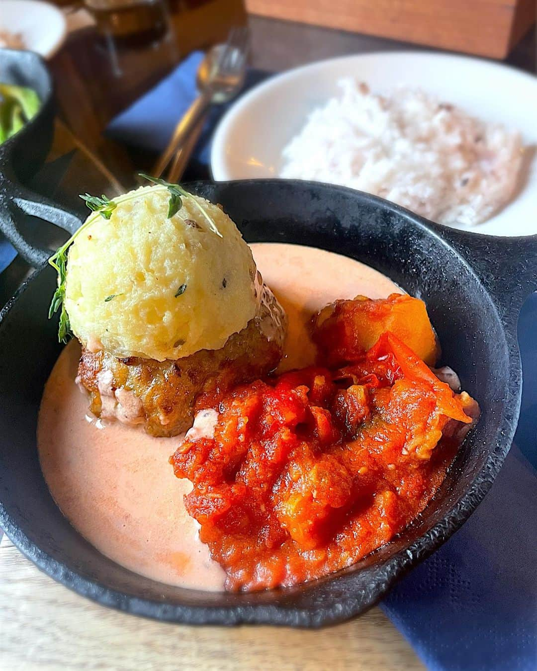 山田佳子さんのインスタグラム写真 - (山田佳子Instagram)「久しぶり‼︎のカフェランチ🥰居心地良いソファ💕ゆっくりできて最高！ハンバーグランチ美味しかったー😆👍🙏 ⁡ #ハンバーグ #ランチ #美味しかった #大満足 #居心地良い #椅子 #雑穀米　 #お気に入りです #カフェランチ #ノイカフェ #苦楽園カフェ  ⁡」3月18日 21時27分 - yoshiko117