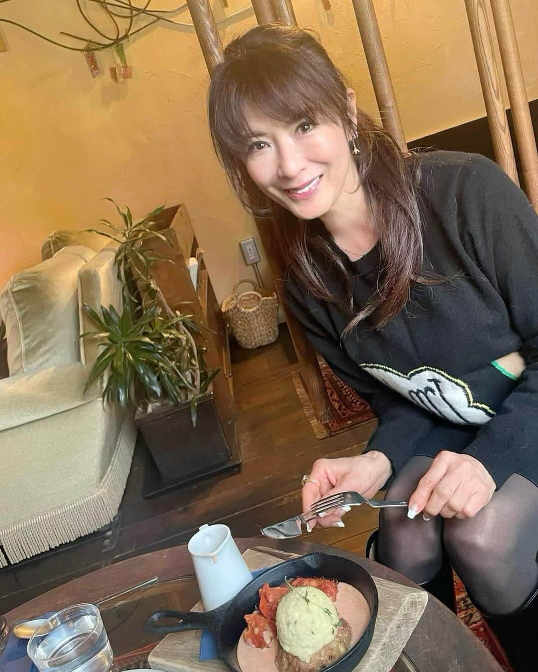 山田佳子さんのインスタグラム写真 - (山田佳子Instagram)「久しぶり‼︎のカフェランチ🥰居心地良いソファ💕ゆっくりできて最高！ハンバーグランチ美味しかったー😆👍🙏 ⁡ #ハンバーグ #ランチ #美味しかった #大満足 #居心地良い #椅子 #雑穀米　 #お気に入りです #カフェランチ #ノイカフェ #苦楽園カフェ  ⁡」3月18日 21時27分 - yoshiko117