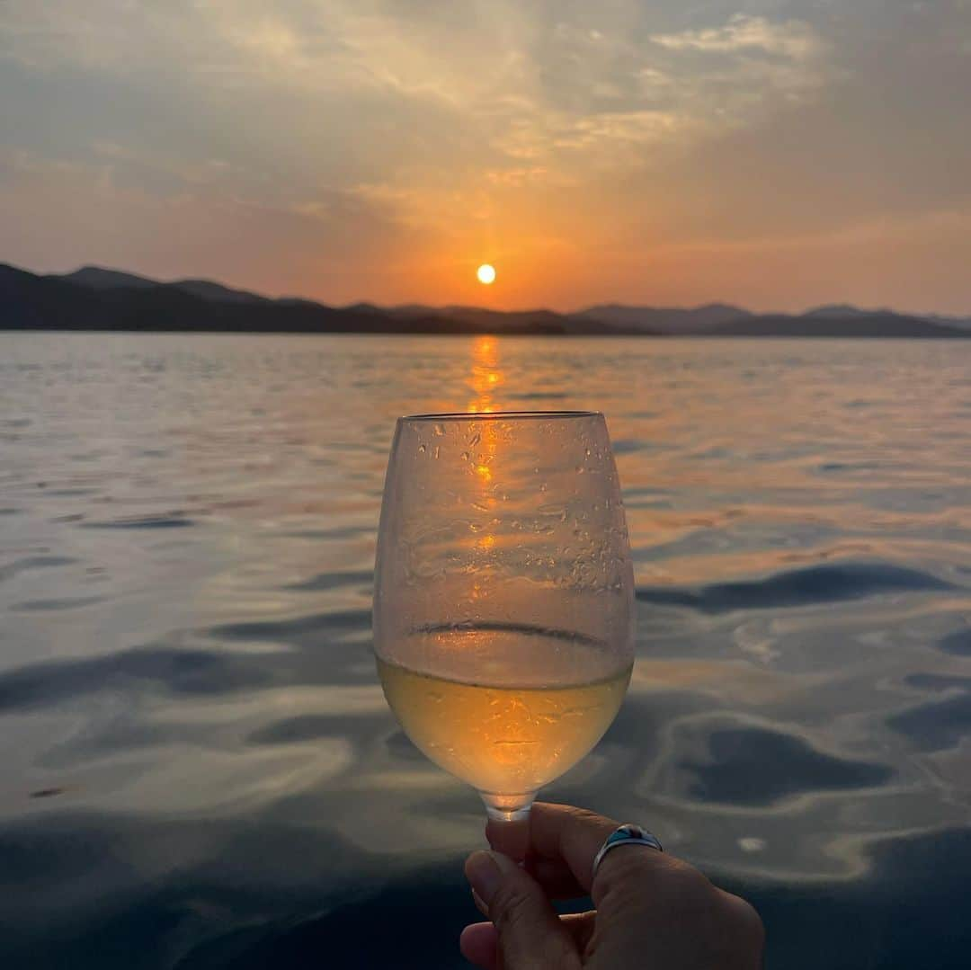 田中律子さんのインスタグラム写真 - (田中律子Instagram)「美しい海とサンセットに、シャンパン🥂最幸な時間をありがとう✨  私は今ここに生きてる🤩風を浴びて、サンセットの優しい光に、みんなの笑顔、はー、細胞レベルでキラキラになったなぁーー💛  HOTEL THE SCENE @the_scene_wellnessresort   スタッフのみなさま、お世話になったみなさま、ありがとうございました🙏  100年後の子供たちにこの海をサンゴを残そう✨ クラウドファンディング応援📣お願いします🙏  https://camp-fire.jp/projects/view/548598?fbclid=IwAR2V8DUVOY4NPctz5kzZPrkMoZdjL8bobiMoP4PmgfllaW896KxwlHU2yhQ  プロフィールにリンクあるのでそこからもとべます☝️  #lifeisbeautiful  #mylife  #sunset  #japan  #奄美大島  #thescene  #savethecoral  #サンゴ保全 #npo法人アクアプラネット  #足の写真は #カメラマンの腕だからね #たくさんのコメント #ありがとう」3月18日 22時55分 - ri2kotanaka