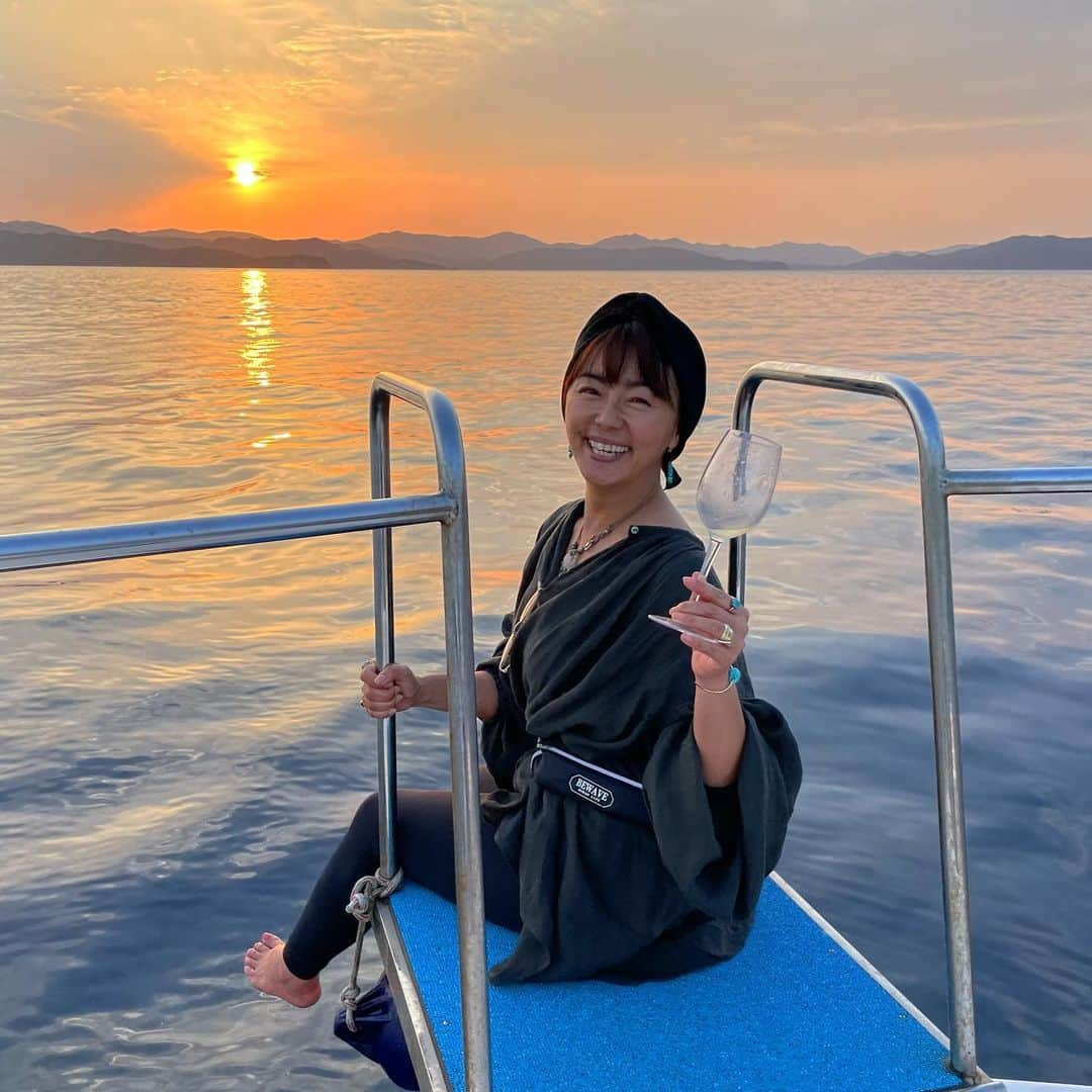 田中律子さんのインスタグラム写真 - (田中律子Instagram)「美しい海とサンセットに、シャンパン🥂最幸な時間をありがとう✨  私は今ここに生きてる🤩風を浴びて、サンセットの優しい光に、みんなの笑顔、はー、細胞レベルでキラキラになったなぁーー💛  HOTEL THE SCENE @the_scene_wellnessresort   スタッフのみなさま、お世話になったみなさま、ありがとうございました🙏  100年後の子供たちにこの海をサンゴを残そう✨ クラウドファンディング応援📣お願いします🙏  https://camp-fire.jp/projects/view/548598?fbclid=IwAR2V8DUVOY4NPctz5kzZPrkMoZdjL8bobiMoP4PmgfllaW896KxwlHU2yhQ  プロフィールにリンクあるのでそこからもとべます☝️  #lifeisbeautiful  #mylife  #sunset  #japan  #奄美大島  #thescene  #savethecoral  #サンゴ保全 #npo法人アクアプラネット  #足の写真は #カメラマンの腕だからね #たくさんのコメント #ありがとう」3月18日 22時55分 - ri2kotanaka