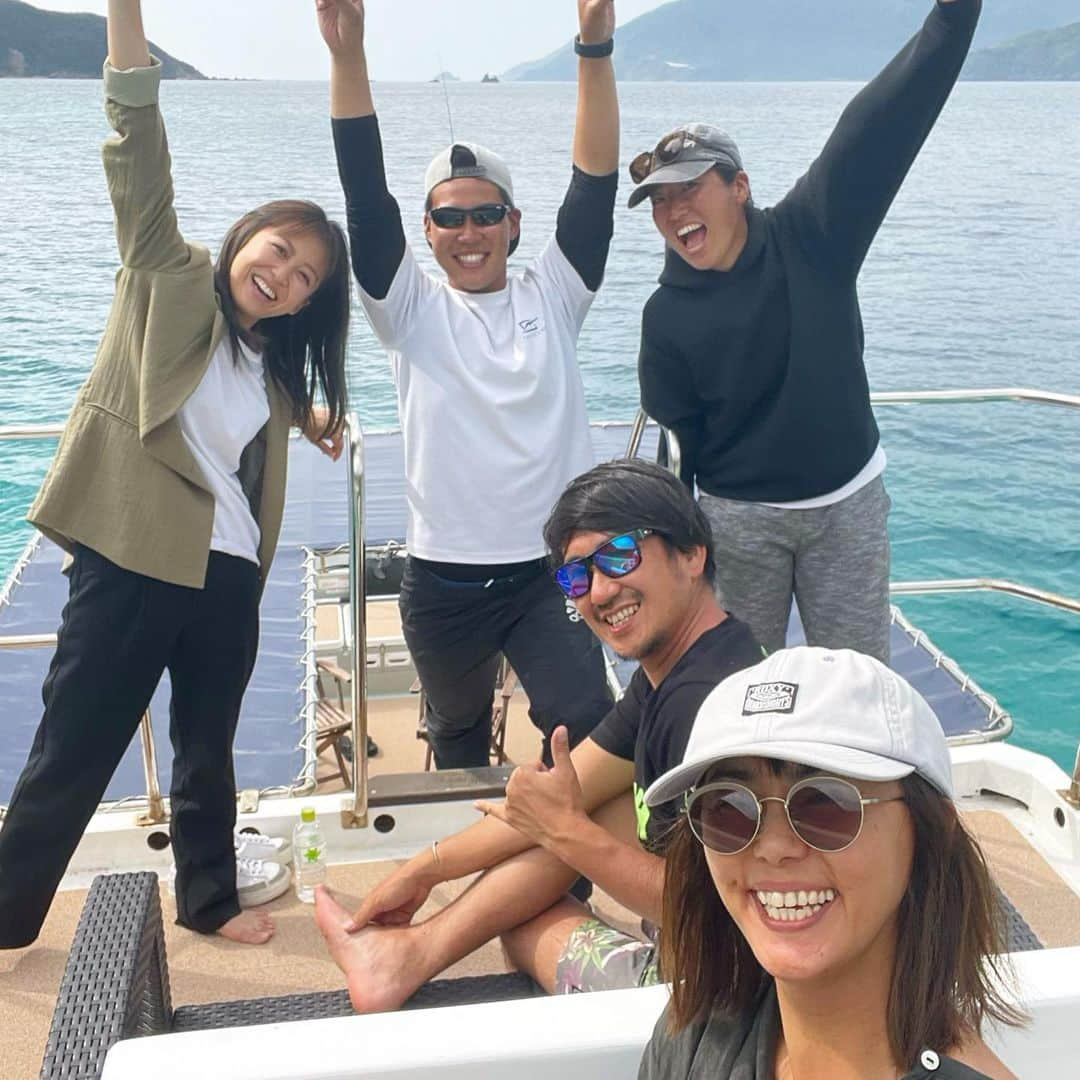 田中律子さんのインスタグラム写真 - (田中律子Instagram)「美しい海とサンセットに、シャンパン🥂最幸な時間をありがとう✨  私は今ここに生きてる🤩風を浴びて、サンセットの優しい光に、みんなの笑顔、はー、細胞レベルでキラキラになったなぁーー💛  HOTEL THE SCENE @the_scene_wellnessresort   スタッフのみなさま、お世話になったみなさま、ありがとうございました🙏  100年後の子供たちにこの海をサンゴを残そう✨ クラウドファンディング応援📣お願いします🙏  https://camp-fire.jp/projects/view/548598?fbclid=IwAR2V8DUVOY4NPctz5kzZPrkMoZdjL8bobiMoP4PmgfllaW896KxwlHU2yhQ  プロフィールにリンクあるのでそこからもとべます☝️  #lifeisbeautiful  #mylife  #sunset  #japan  #奄美大島  #thescene  #savethecoral  #サンゴ保全 #npo法人アクアプラネット  #足の写真は #カメラマンの腕だからね #たくさんのコメント #ありがとう」3月18日 22時55分 - ri2kotanaka