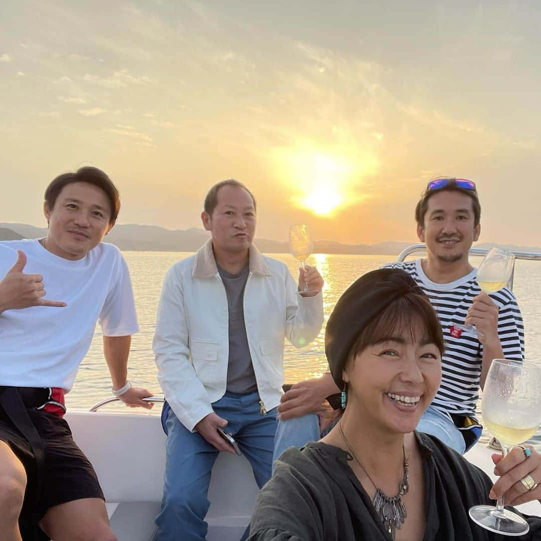 田中律子さんのインスタグラム写真 - (田中律子Instagram)「美しい海とサンセットに、シャンパン🥂最幸な時間をありがとう✨  私は今ここに生きてる🤩風を浴びて、サンセットの優しい光に、みんなの笑顔、はー、細胞レベルでキラキラになったなぁーー💛  HOTEL THE SCENE @the_scene_wellnessresort   スタッフのみなさま、お世話になったみなさま、ありがとうございました🙏  100年後の子供たちにこの海をサンゴを残そう✨ クラウドファンディング応援📣お願いします🙏  https://camp-fire.jp/projects/view/548598?fbclid=IwAR2V8DUVOY4NPctz5kzZPrkMoZdjL8bobiMoP4PmgfllaW896KxwlHU2yhQ  プロフィールにリンクあるのでそこからもとべます☝️  #lifeisbeautiful  #mylife  #sunset  #japan  #奄美大島  #thescene  #savethecoral  #サンゴ保全 #npo法人アクアプラネット  #足の写真は #カメラマンの腕だからね #たくさんのコメント #ありがとう」3月18日 22時55分 - ri2kotanaka